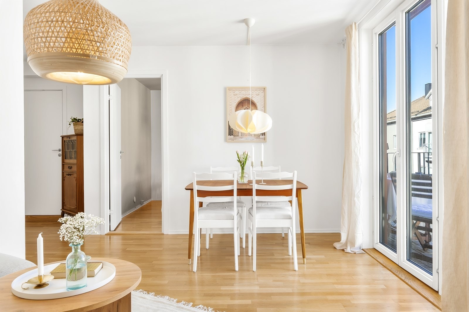 Stuen har plass til både sofagruppe, TV-møblement og spisegruppe. Galleribilde