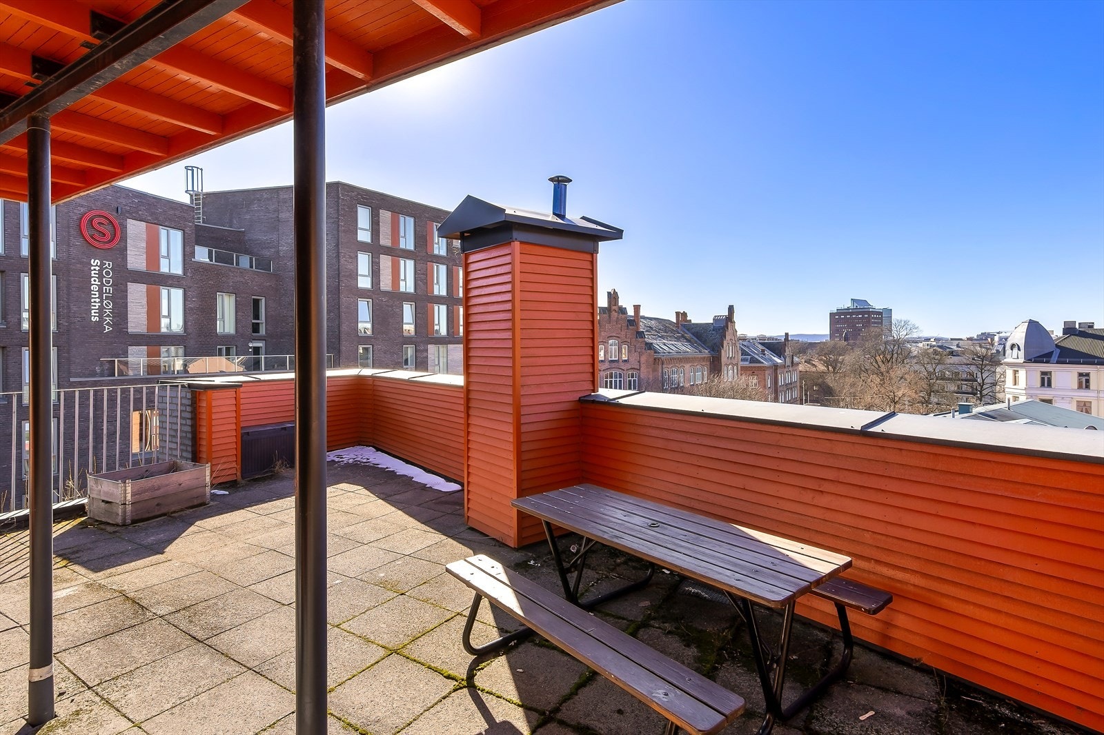 Borettslaget har en flott felles takterrasse med gode sol- og utsiktsforhold. Galleribilde