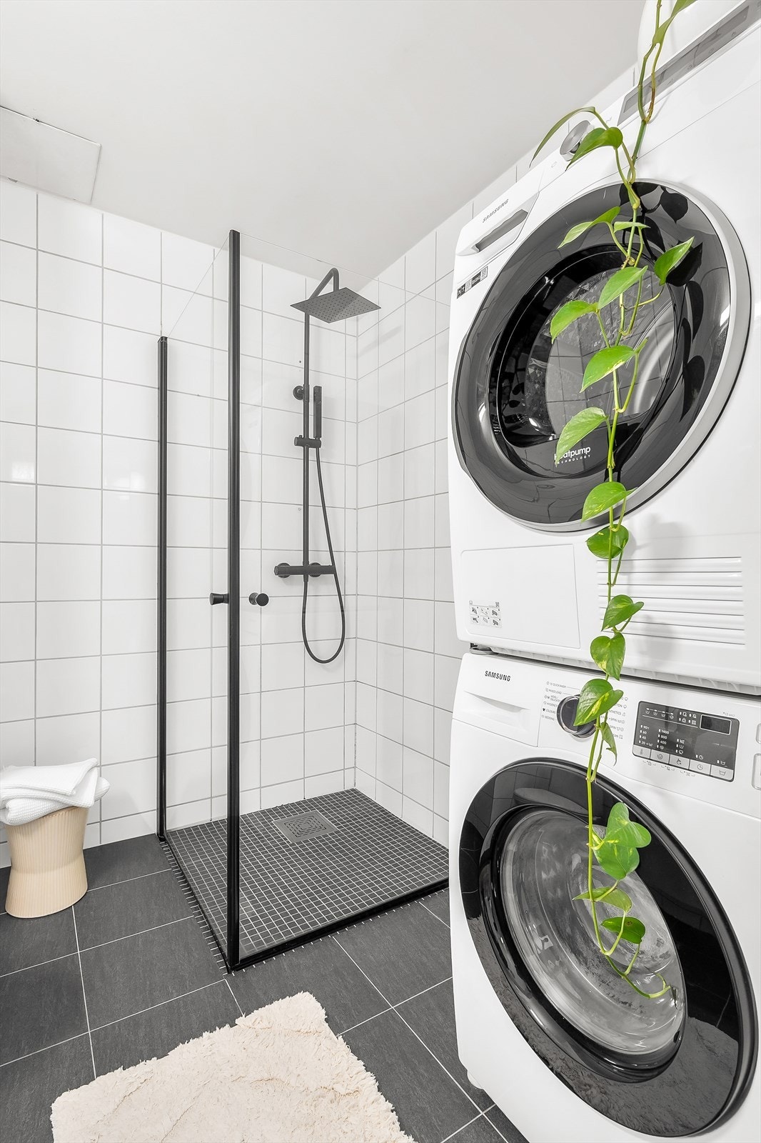 Badet har god størrelse og et moderne preg selv om hovedkonstruksjonen er fra byggeår. Det er opplegg for og plass til vaskemaskin og tørketrommel. Galleribilde