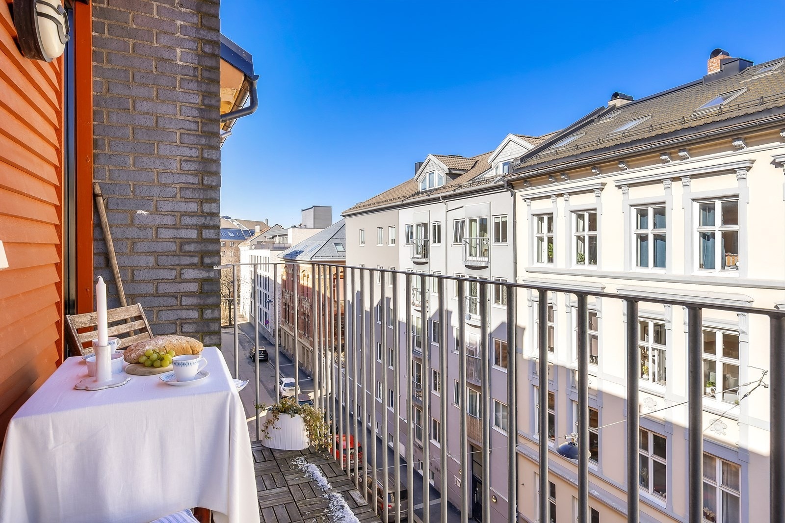 Her bor du høyt og fritt i 5. etasje og kan nyte fine sommerdager og kvelder på egen balkong. Galleribilde