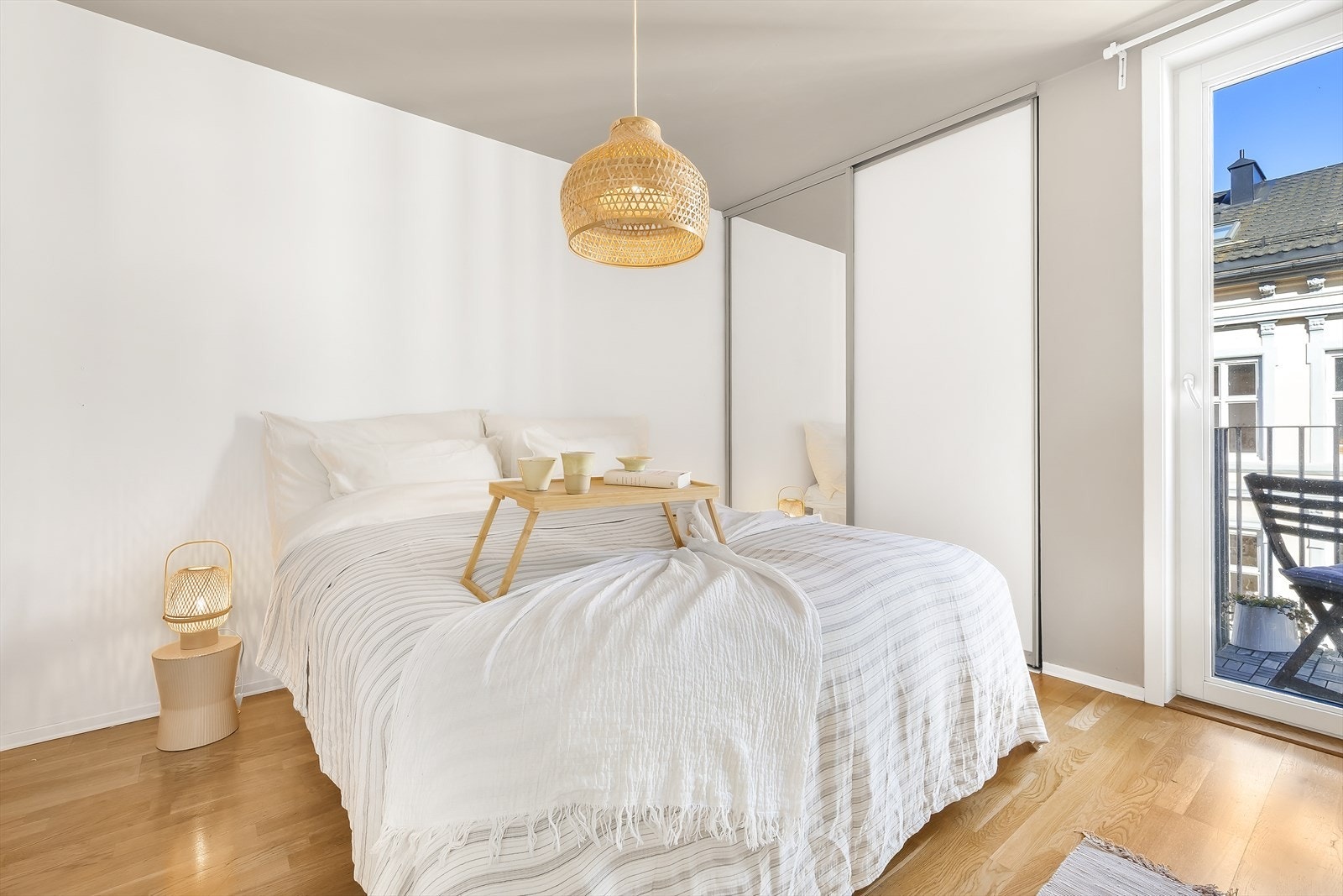 Soverommet er innredet med skyvedørsgarderobe og har dør ut til balkongen. Galleribilde