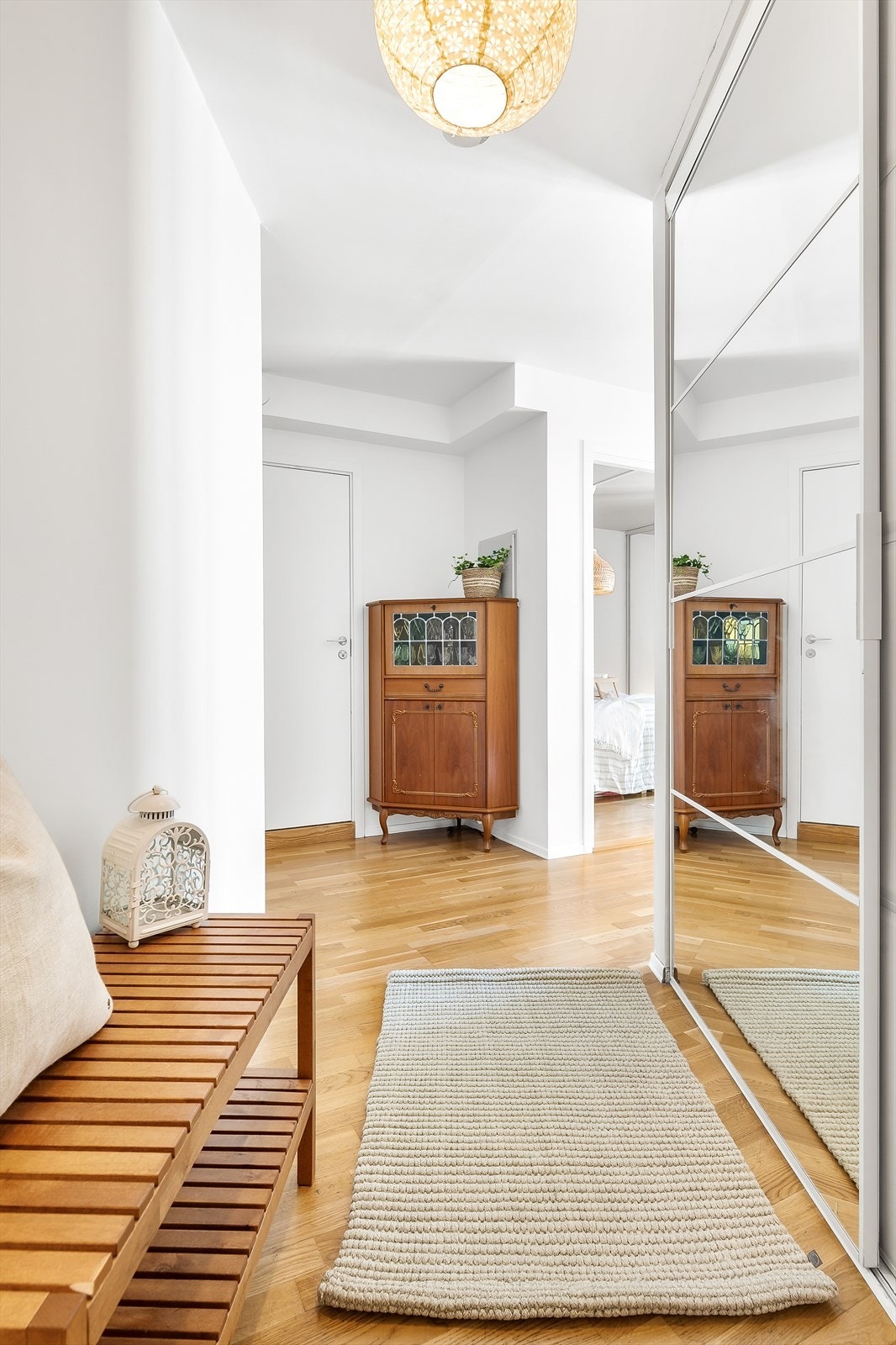 Velkommen inn! I entréen er det satt inn en romslig skyvedørsgarderobe med speildører som gir verdifull lagringsplass. Galleribilde