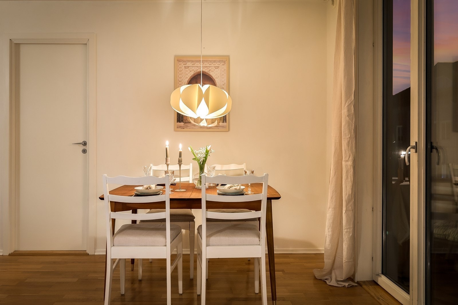 Lun og koselig kveldsstemning. Galleribilde