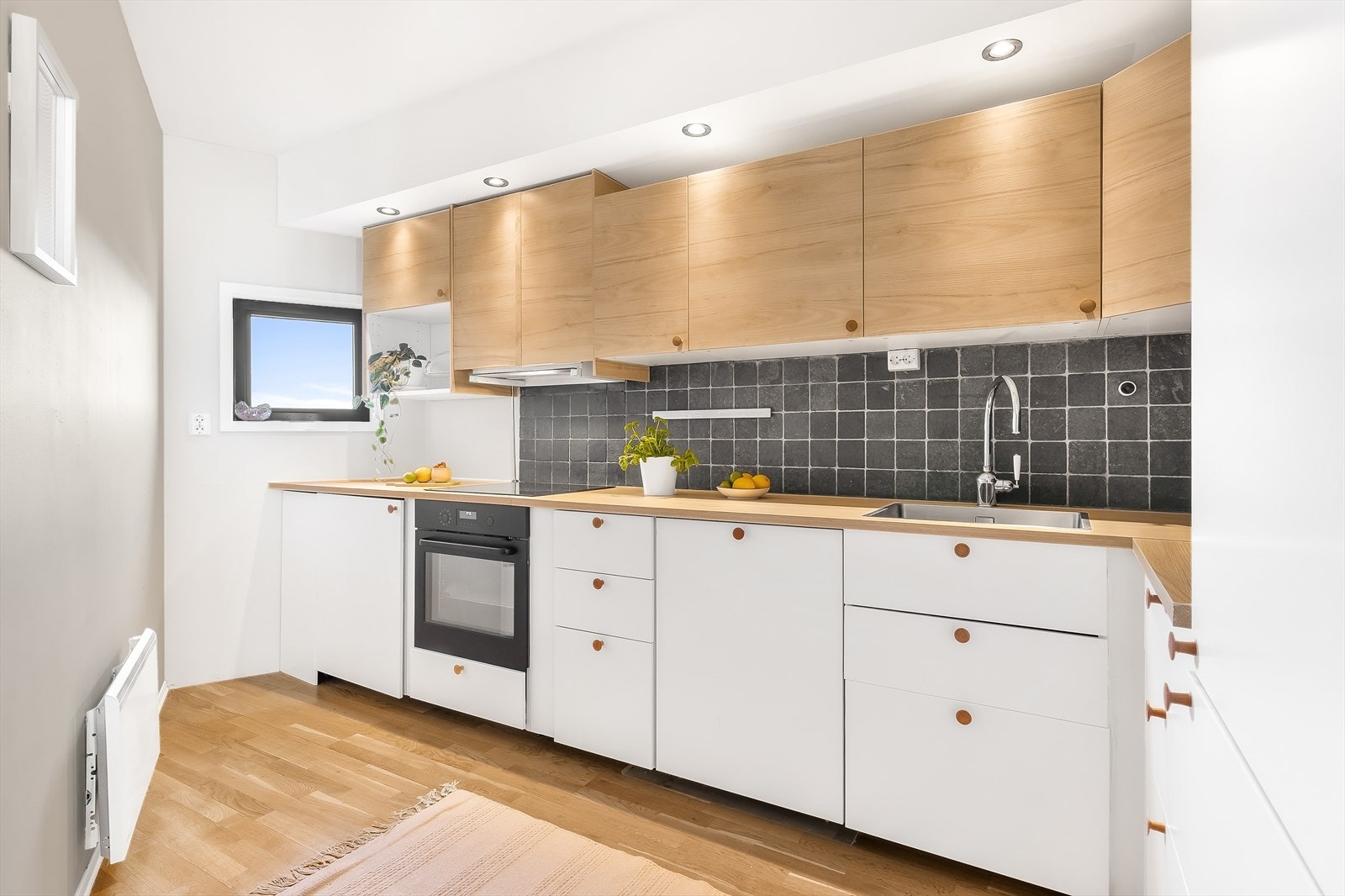 Pent kjøkken i åpen løsning med innredning fra 2023. Selv om kjøkkenet er åpent er det allikevel godt tilbaketrukket fra stuen og oppholdssonene. Galleribilde