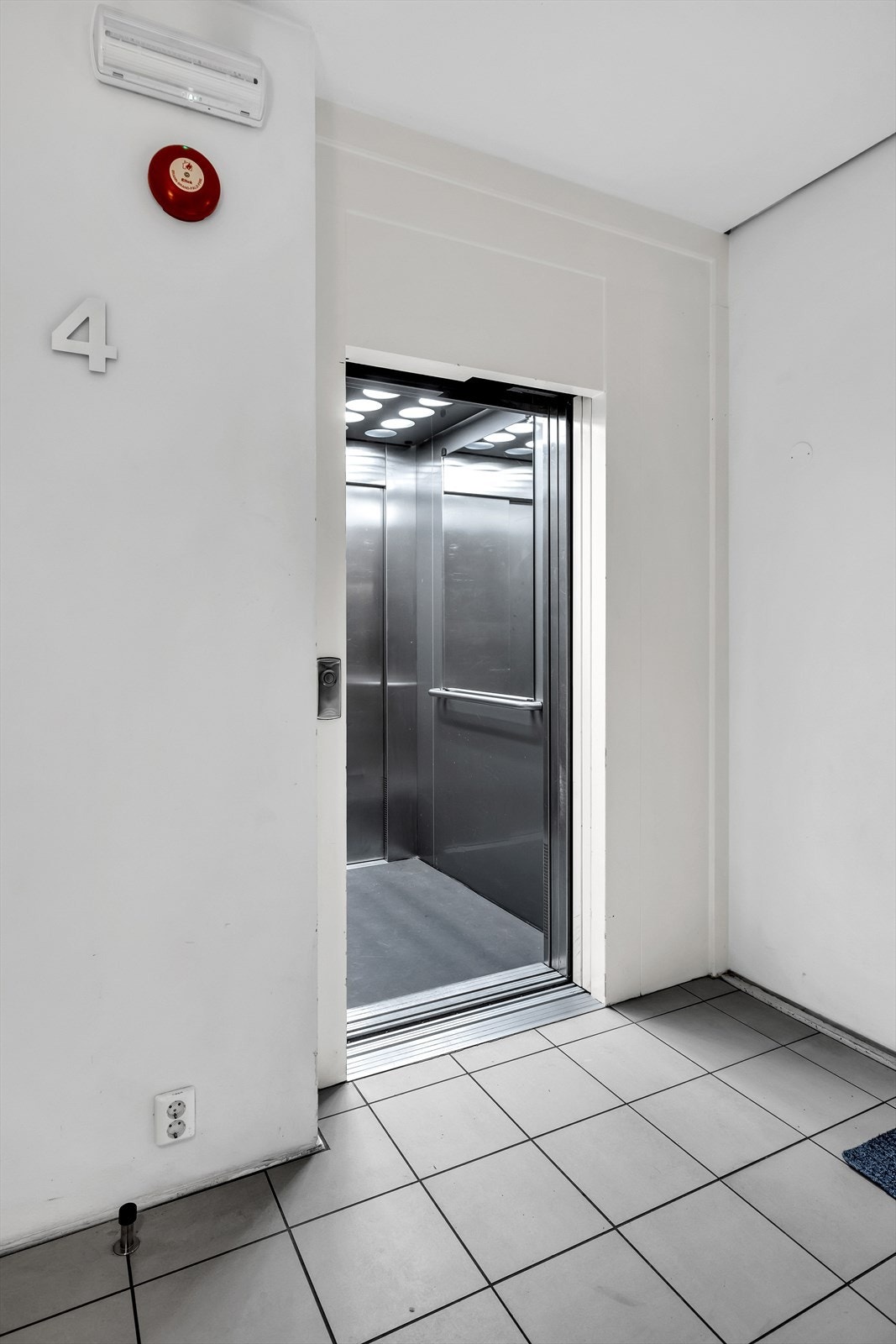 Heisadkomst som tar deg enkelt opp i 4. etasje Galleribilde