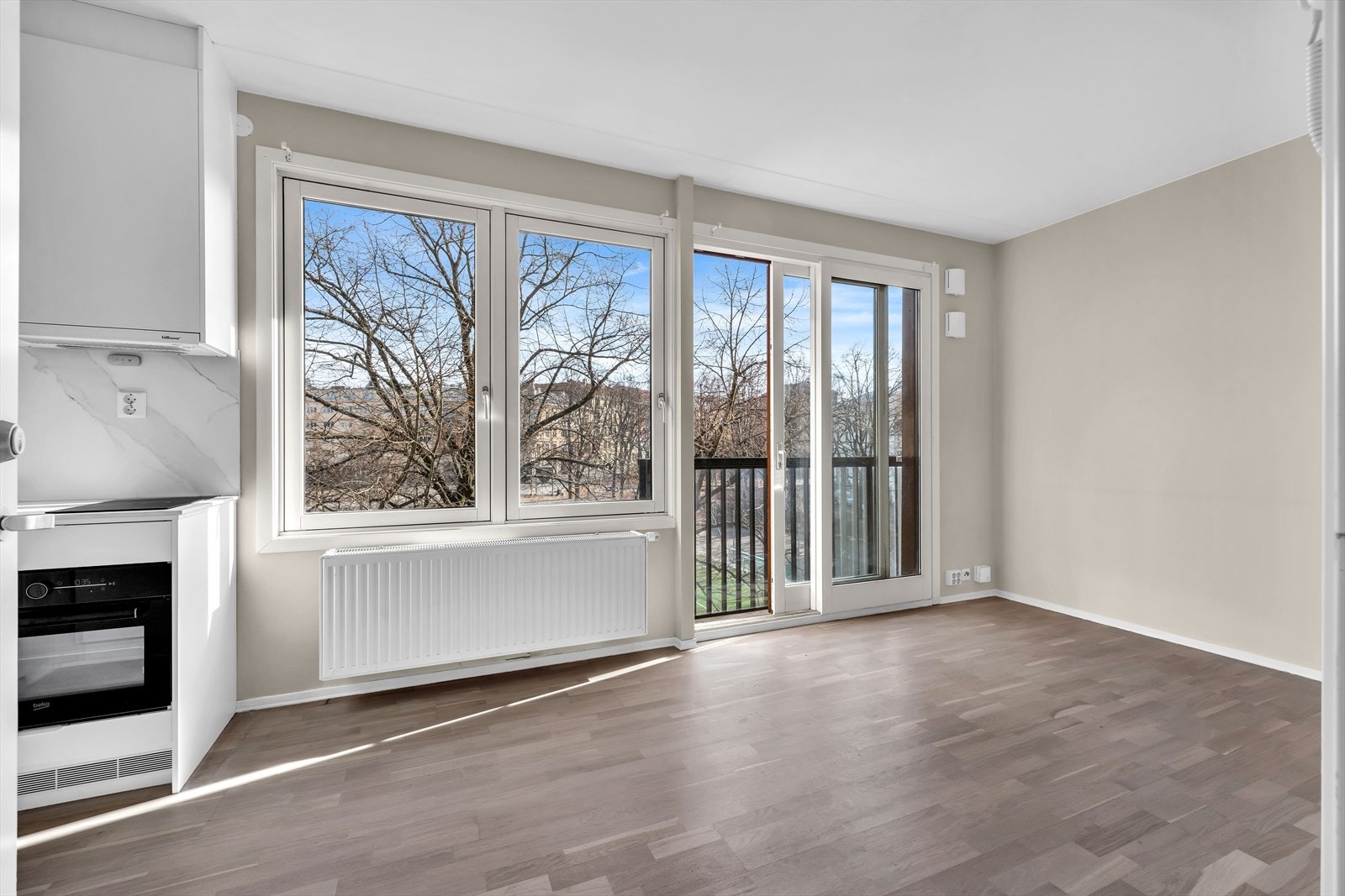 Store vindusflater slipper inn mye naturlig lys Galleribilde