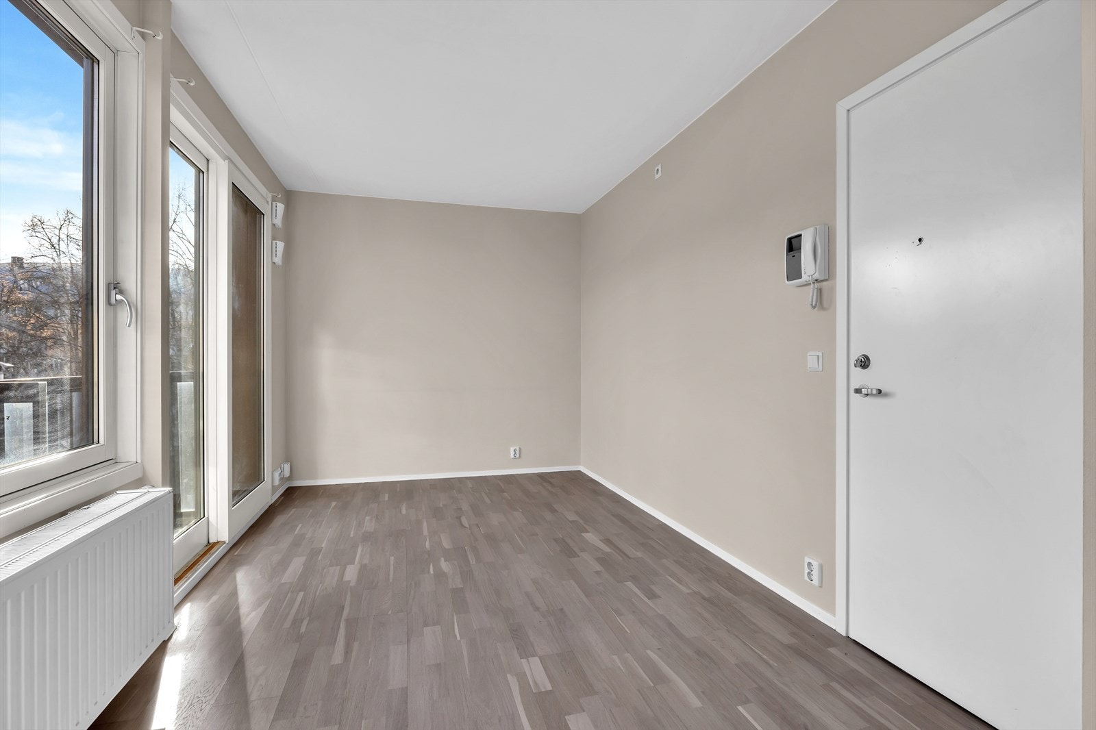 Takhøyden i stuen er målt til 2,56 meter Galleribilde