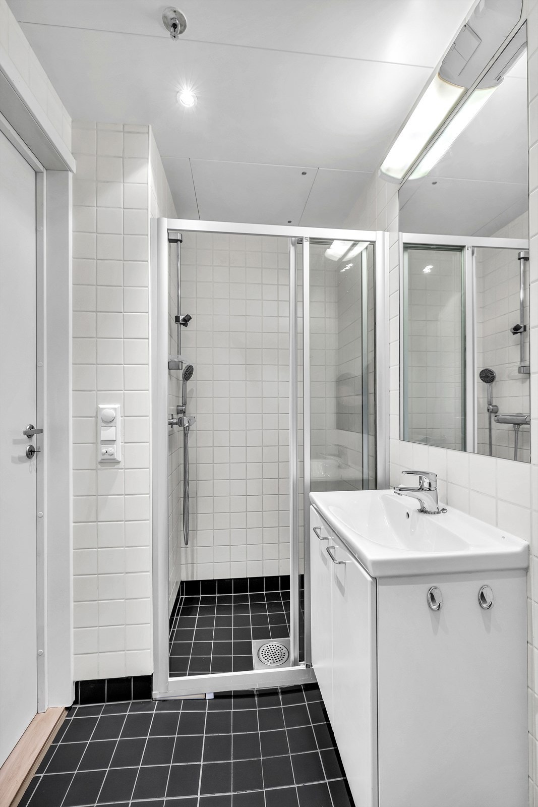 På badet er det dusjhjørne og varmekabler i gulv Galleribilde