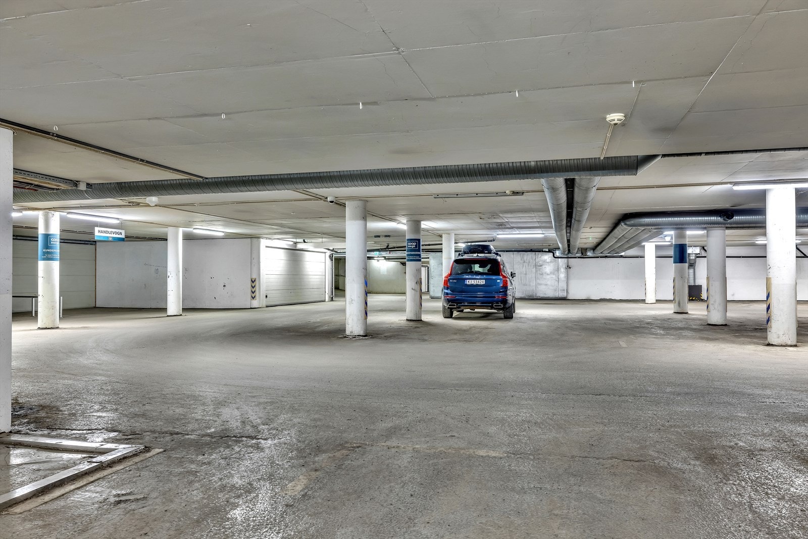 I kjelleretasjen til Coop Mega er det mulighet for leie av parkeringsplass av Timepark. Direkte adkomst til boligbygget fra garasjen Galleribilde