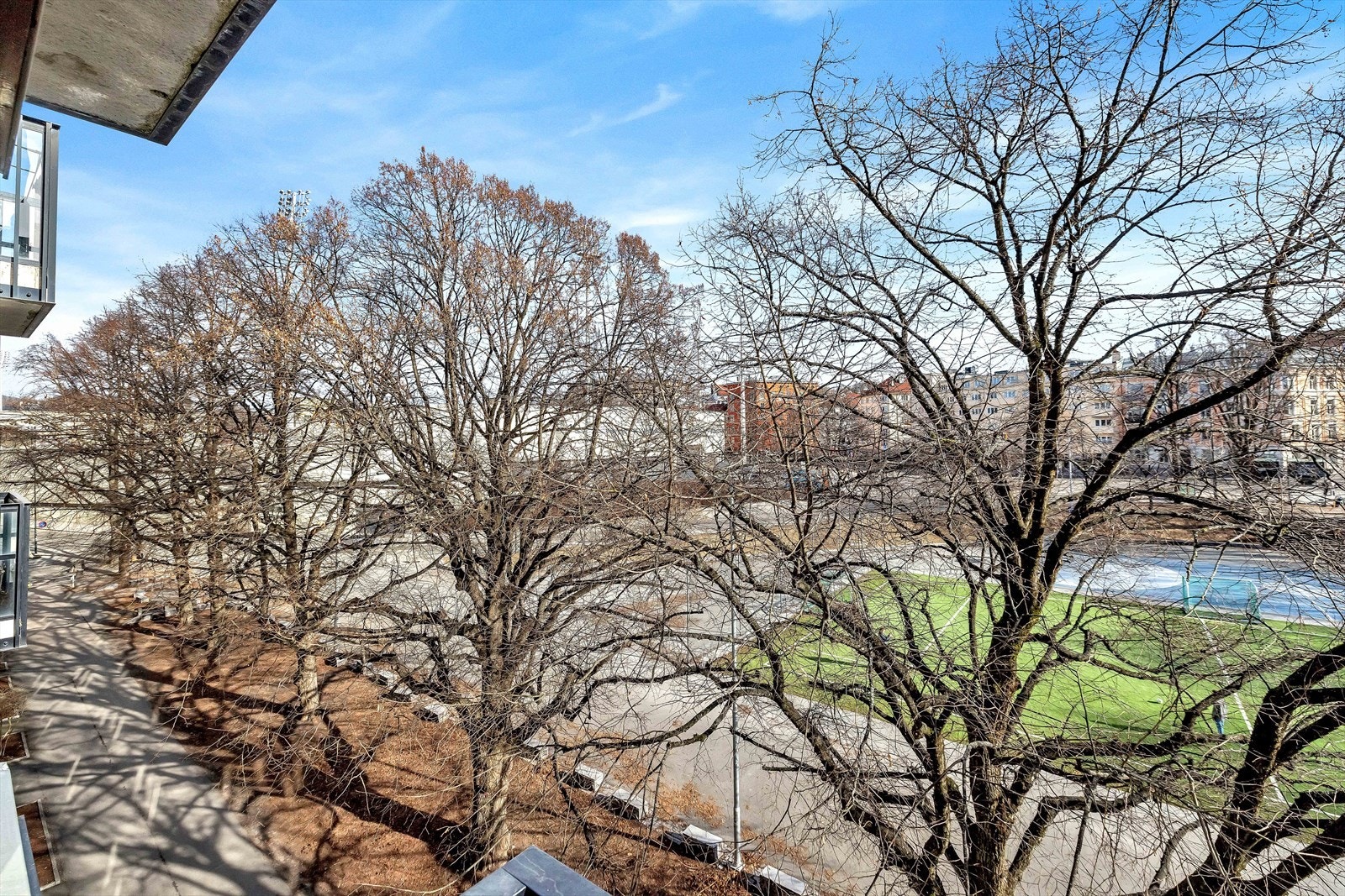 Boligen vender mot øst, ut mot fotballbane Galleribilde