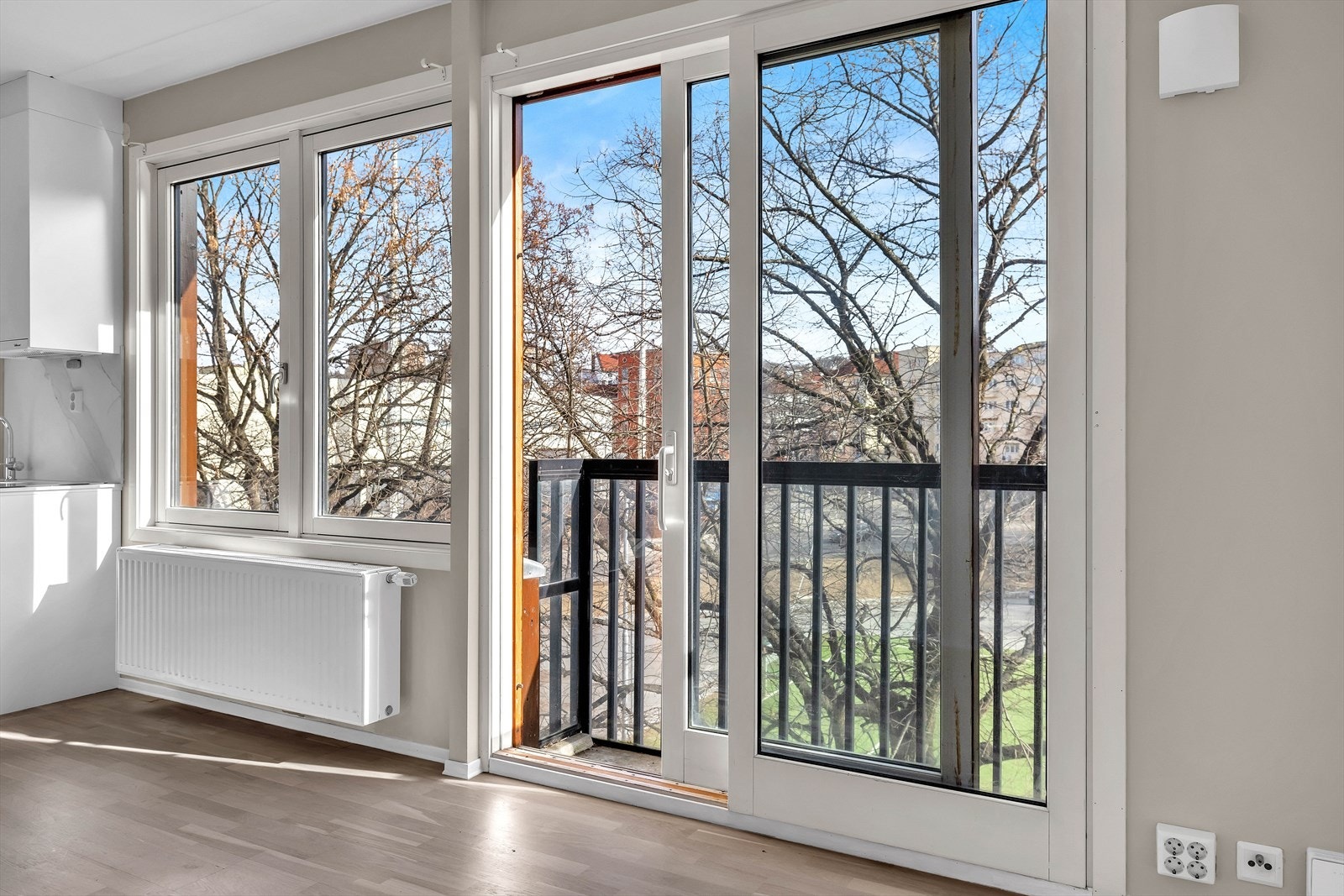 Fra stuen er det utgang til fransk balkong Galleribilde