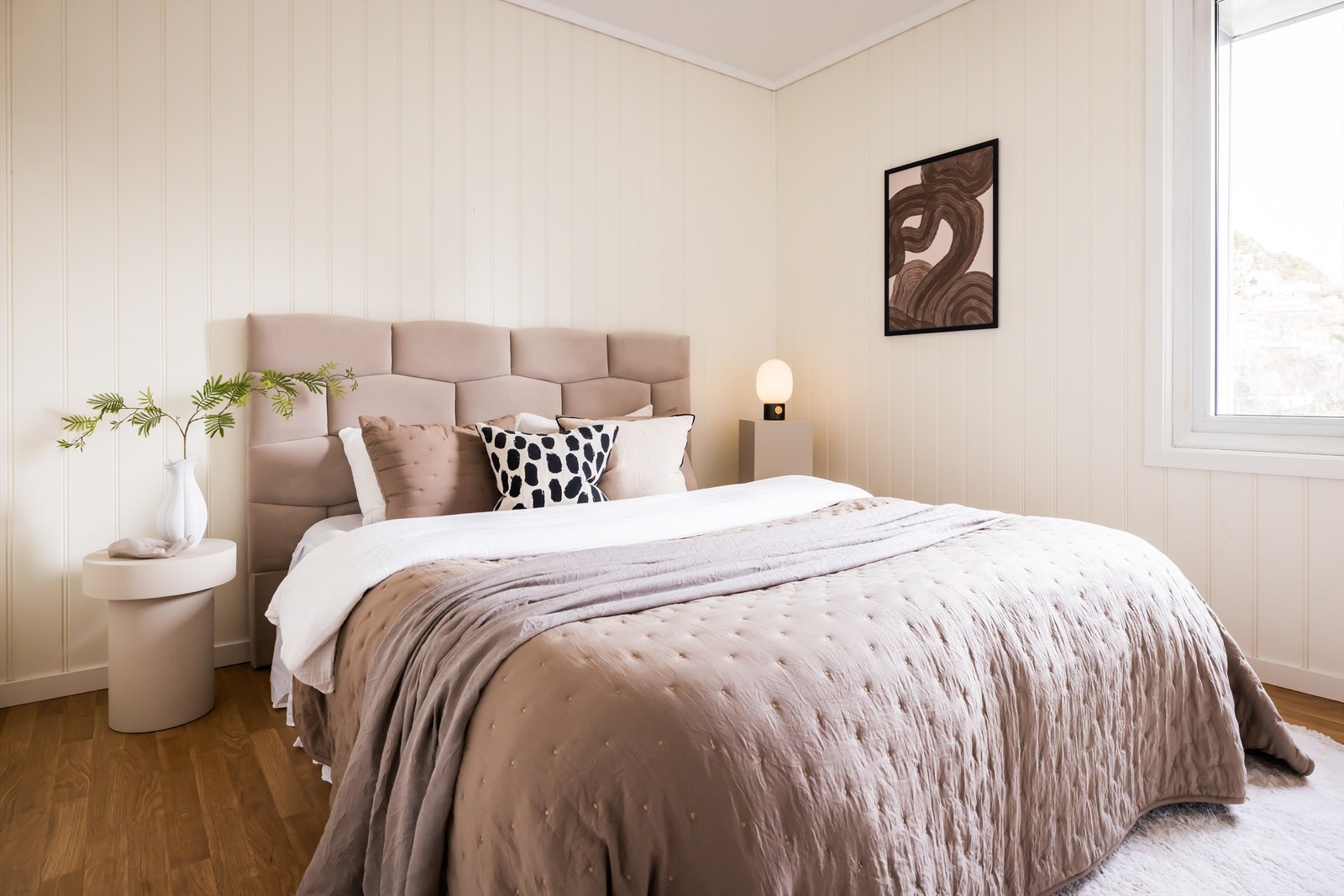 Innbydende hovedsoverom med god plass til dobbeltseng og nattbord. Galleribilde