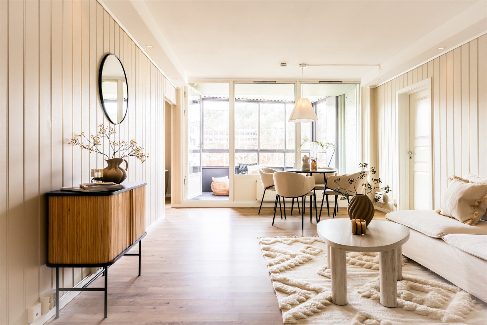 Lys og innbydende leilighet. Rett frem er det innglasset balkong som sikrer fin flyt mellom de forskjellige sosiale sonene. Galleribilde