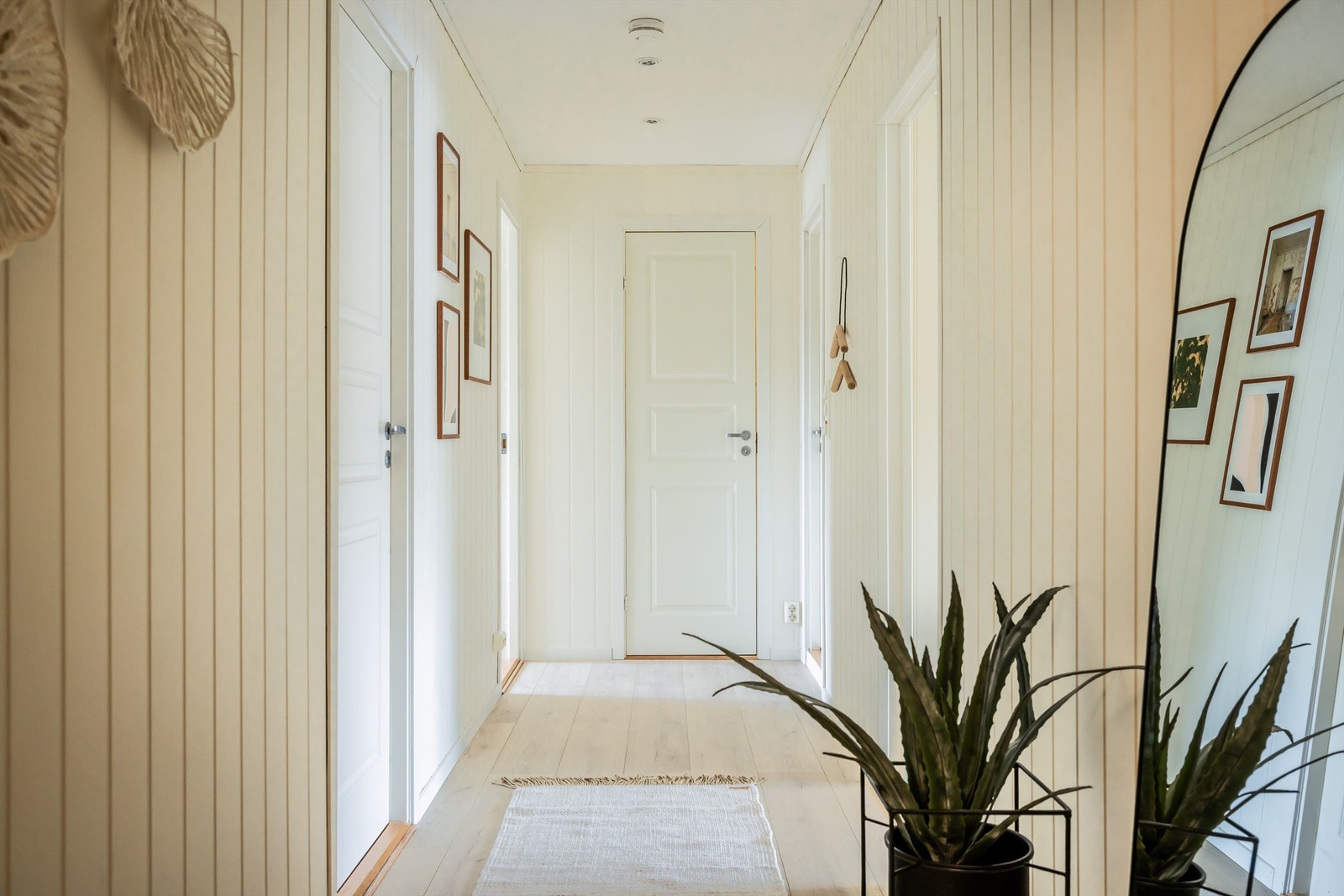 Gulv- og veggplater er ny i 2025. Rett frem er det en praktisk bod og ellers er det tilkomst fra gangen til leilighetens bad, to av soverommene og stuen. For ekstra oppbevaring er det en bod på 10 kvm. i 1.etasje. Galleribilde