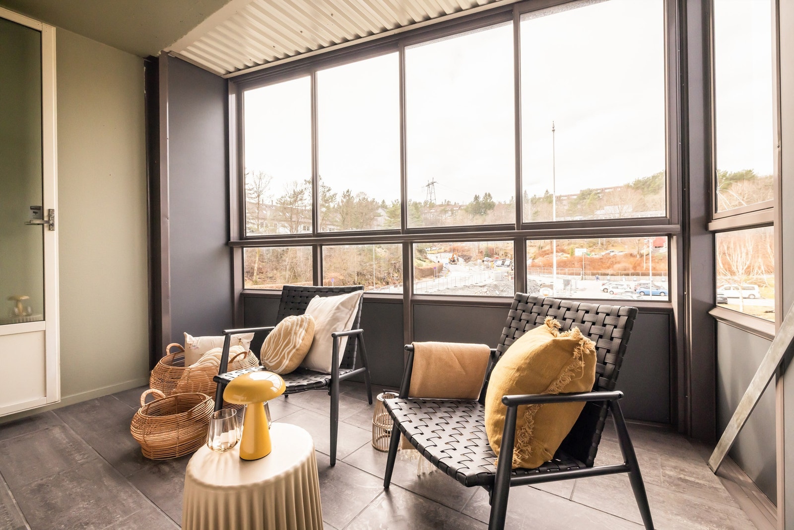 Den romslige balkongen gir deg et ekstra oppholdssted uansett årstid. Galleribilde