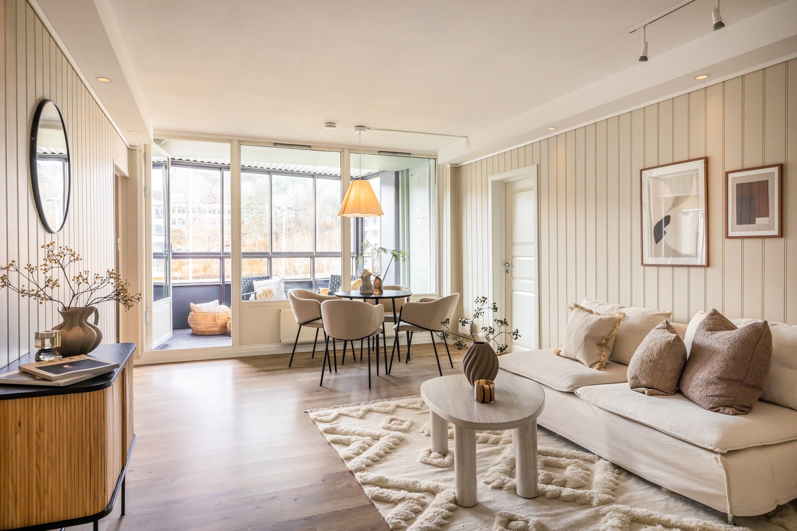 Meget romslig og flott stue med plass til spise- og sofagruppe. Galleribilde