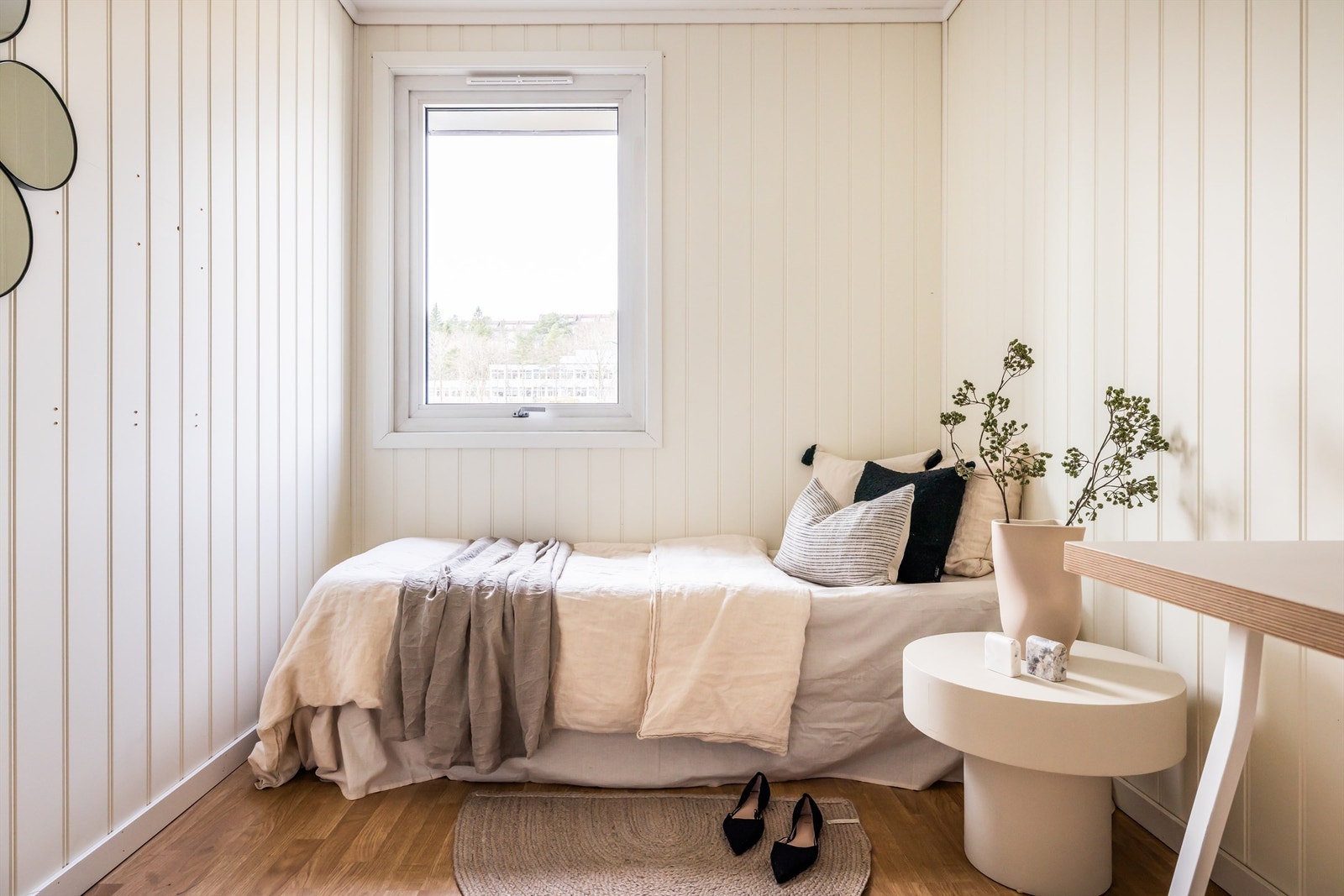 Ett av leilighetens tre soverom. Dette soverommet har adkomst fra stuen og er et godt rom for store eller små, og vil ellers være et utmerket hjemmekontor dersom det er behovet ditt. Galleribilde