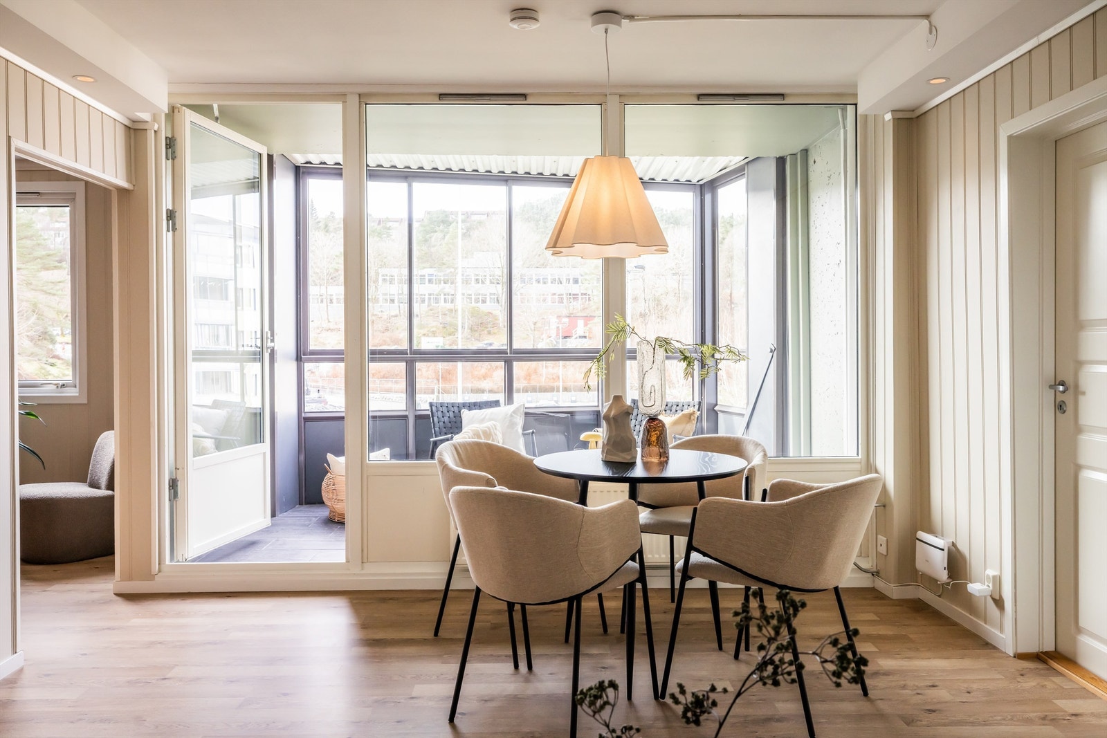 Fra stuen er det adkomst til vestvendt innglasset balkong. Balkongen blir som en forlengelse av stuen da det kan benyttes året rundt. Galleribilde