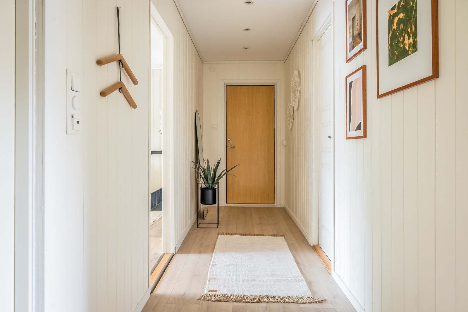 Lys og nyoppusset entré som sørger for en fin velkomst året rundt. Takk for besøket og velkommen igjen til en hyggelig visning. Husk påmelding via linken - Visningspåmelding - eller kontakt megler på tlf. 98 40 55 43. Vel møtt! Galleribilde