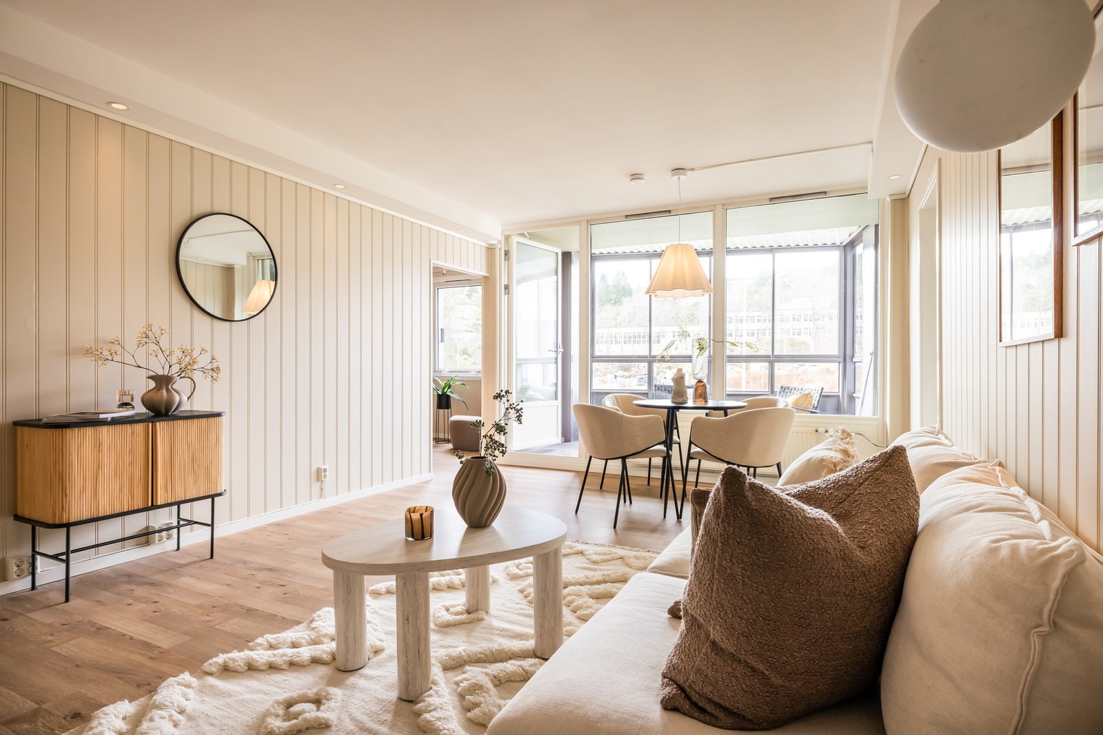 De store dør- og vindusflatene gir deg rikelig med lysinnslipp og fine lysforhold. Galleribilde