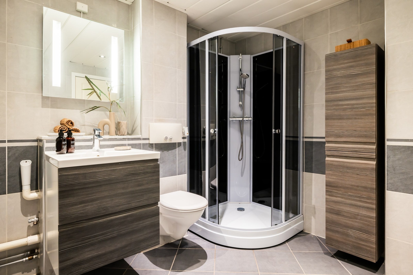 Dusjkabinettet er nytt i mars 2025. Baderommet er ellers opplyst oppgradert i 2007. Flislagt gulv med gulvvarme gir rommet behagelig temperatur. Galleribilde