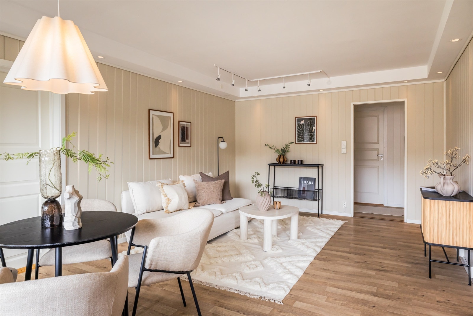 Gjennomgående lyse overflater og god standard. Galleribilde