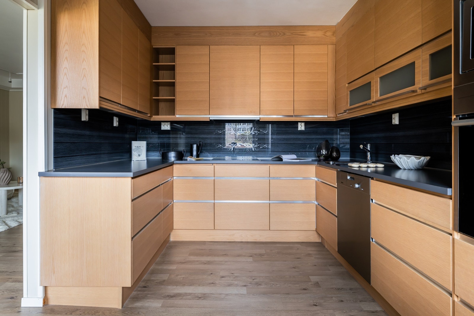 Kjøkkenet er fra 2013 og er levert av kvalitetsleverandøren Drømmekjøkken. Her vil kokken få fine arbeidsforhold da her er rikelig med skuffer og skap for oppbevaring og benkeplate i laminat, som er slitesterkt og gir god arbeidsflate for matlaging. Galleribilde