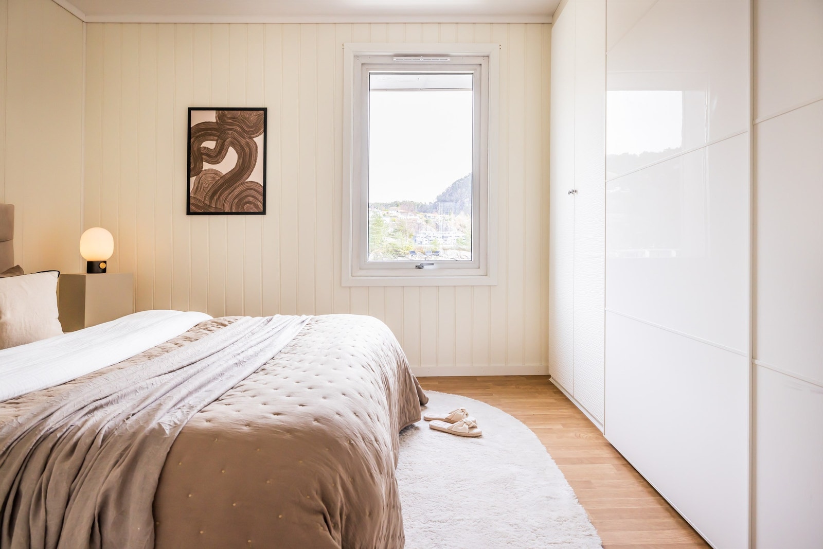 Hovedsoverommet har også stor garderobe som gir rikelig med oppbevaringsplass. Galleribilde