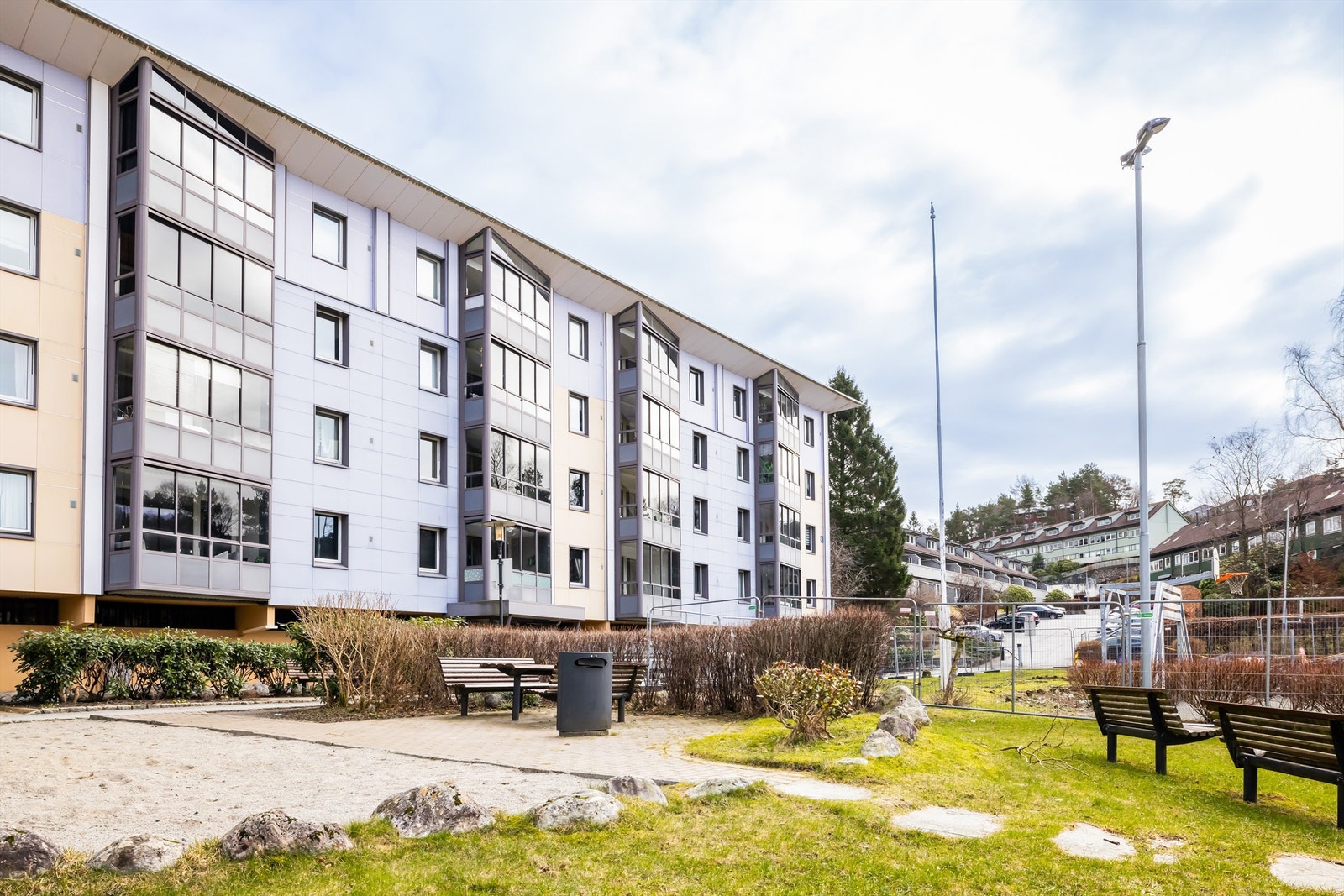 Lyngfaret 3 er i Vadmyra borettslag, som er et veldrevet borettslag med barnevennlig og sentral beliggenhet med kort vei til ``alt``. Leiligheten er i 3.etasje. Galleribilde