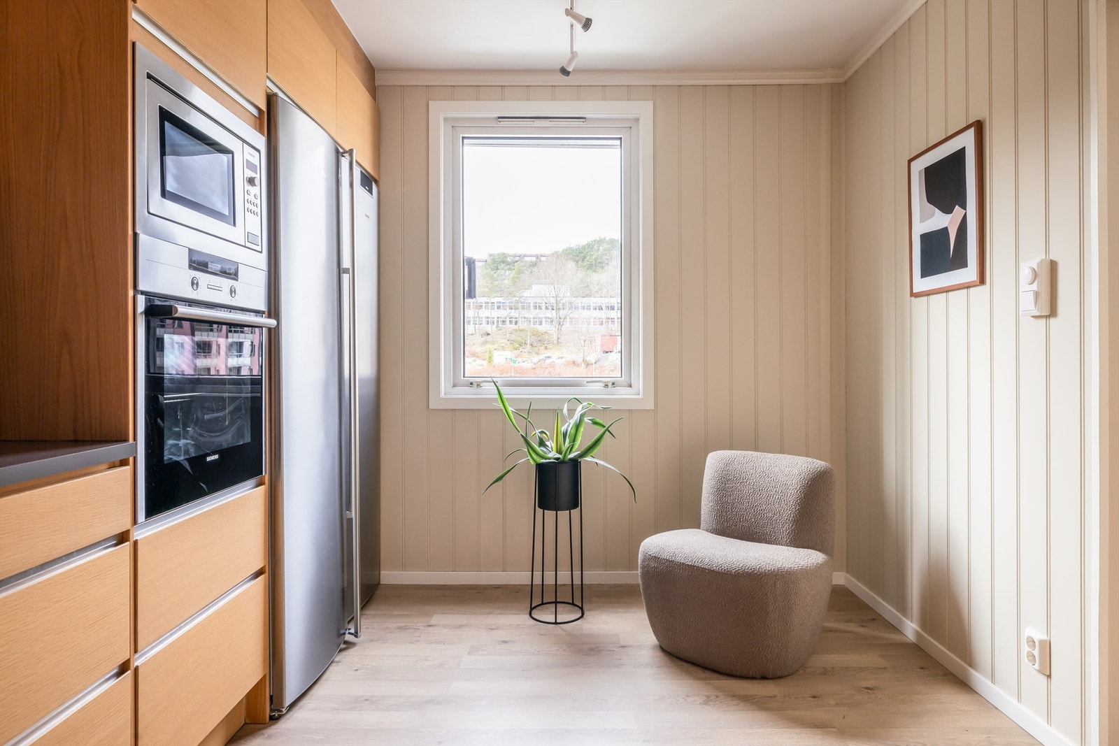 Hvitevarene medfølger i handelen. Dette inkluderer da integrert stekeovn, mikrobølgeovn og platetopp samt frittstående oppvaskmaskin, kjøleskap og fryseskap. Galleribilde