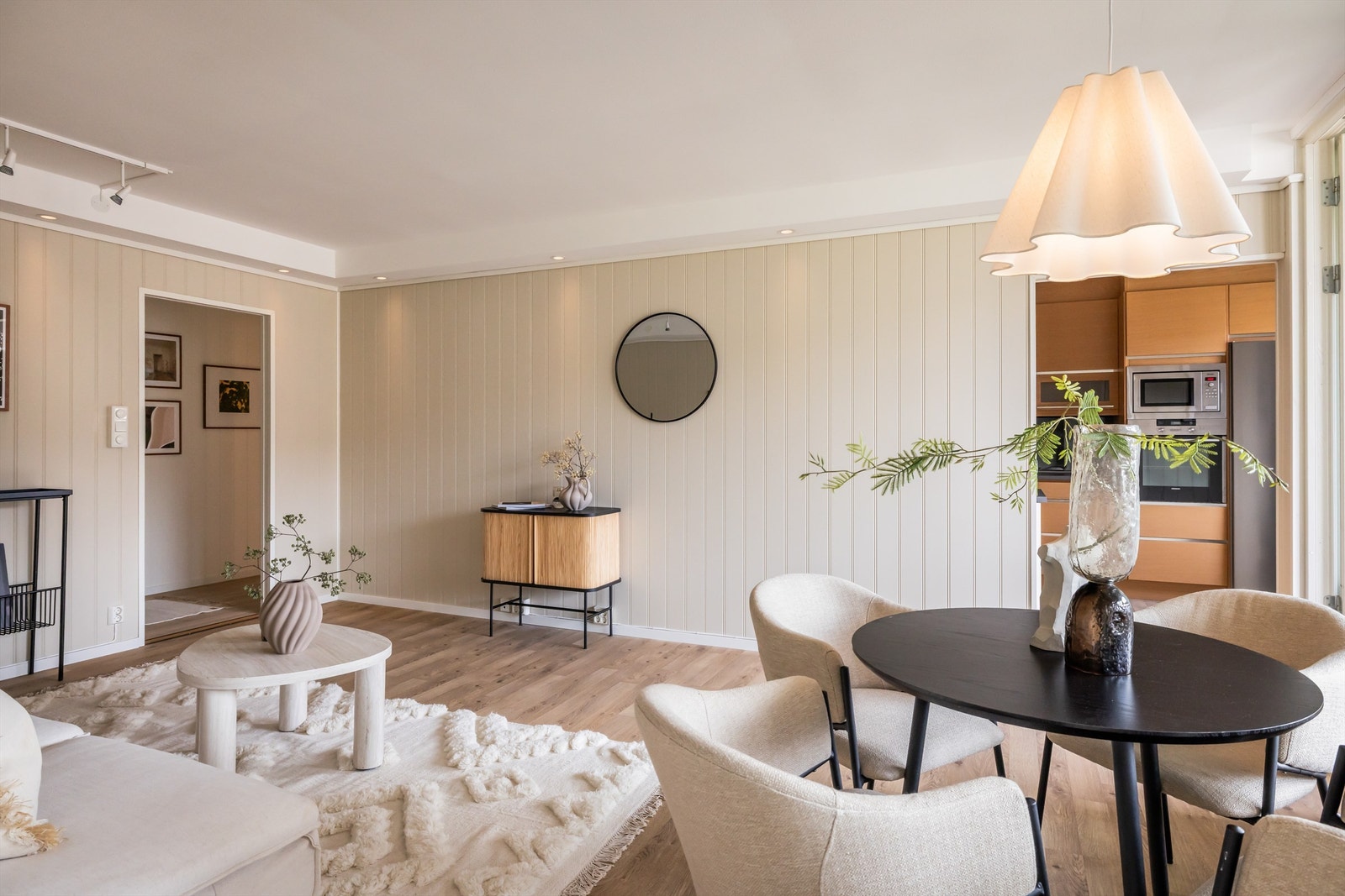 Stuen fremstår som lys og luftig og er enkel å innrede. Det er lagt slitesterk laminat på gulvene. I taket er det spotter som gir god belysning. Galleribilde