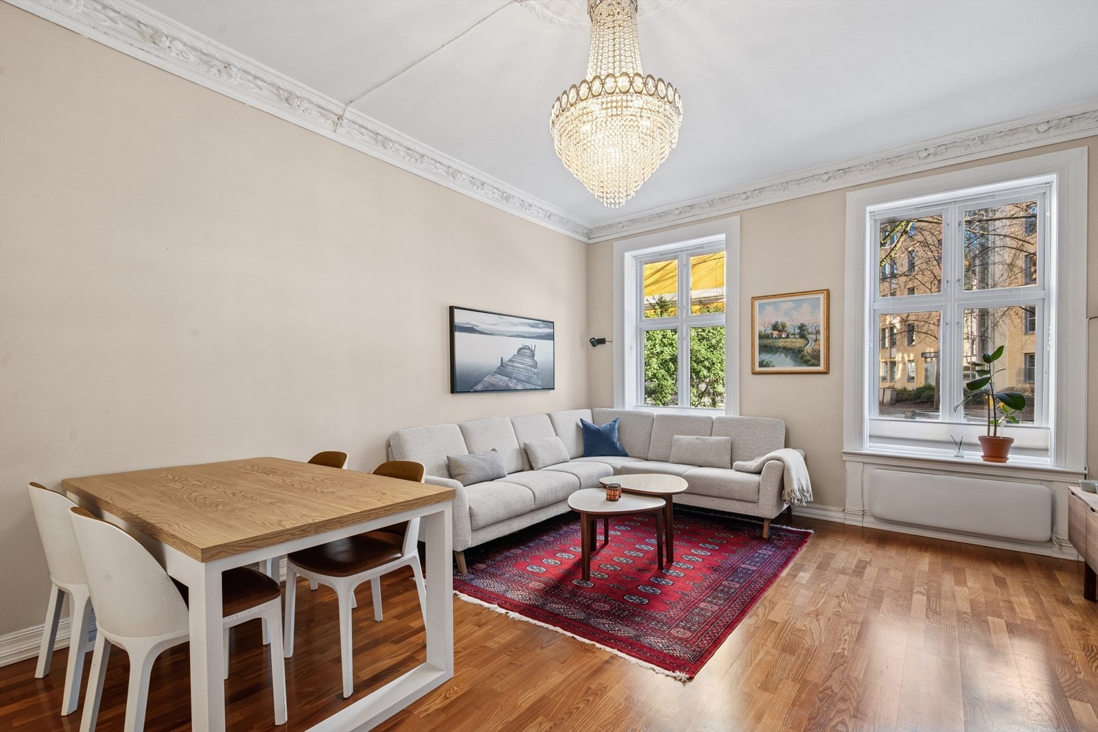 Det er godt med plass til sofagruppe og spisebord Galleribilde