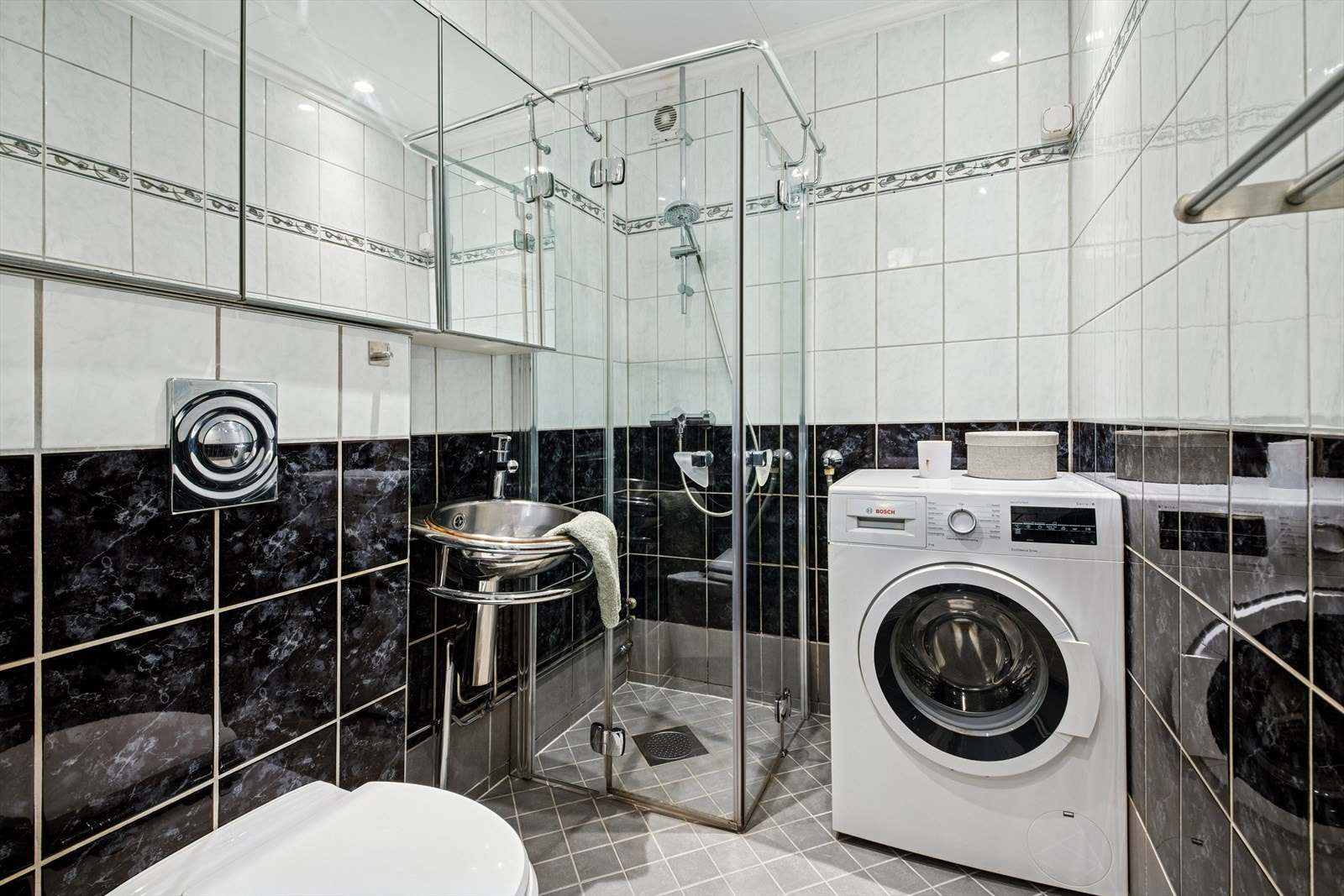 Det er opplegg for vaskemaskin på badet Galleribilde