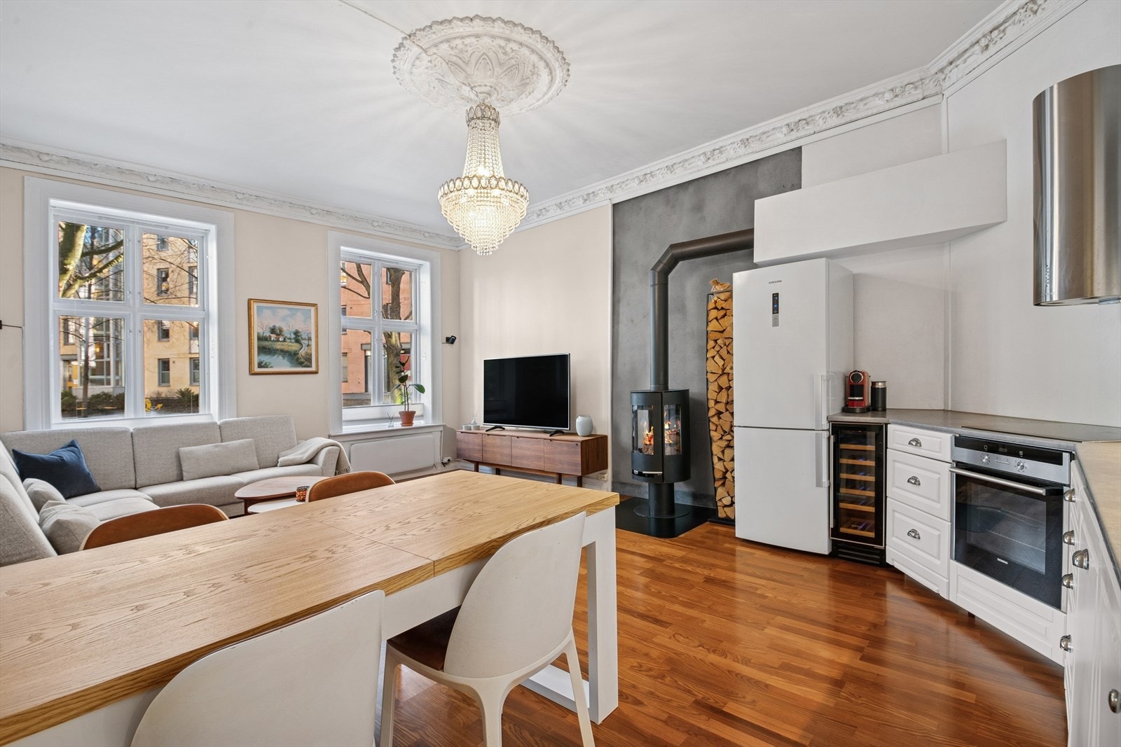 Kjøkkenet har integrert vinskap Galleribilde