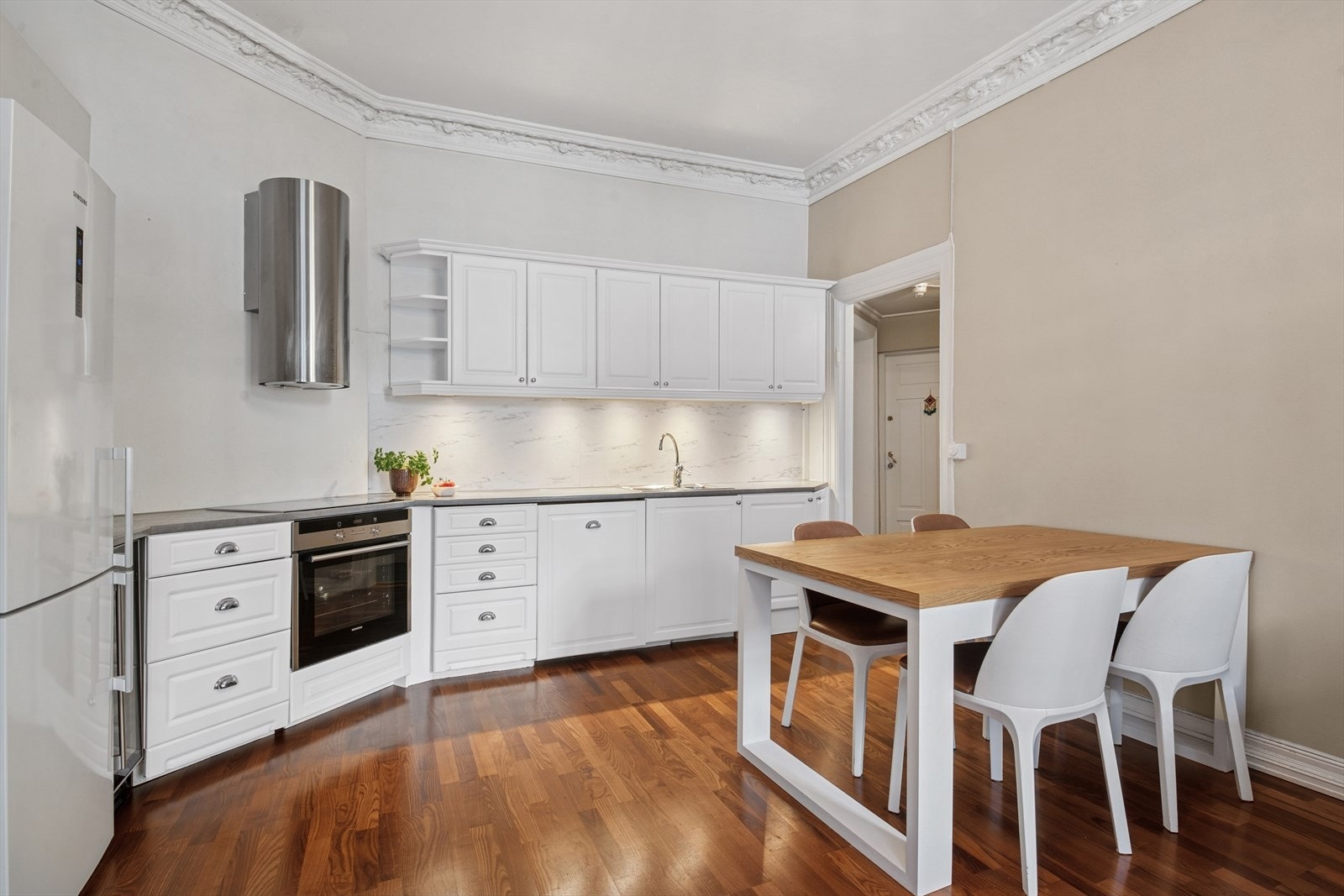 God med benkeplass på kjøkkenet Galleribilde