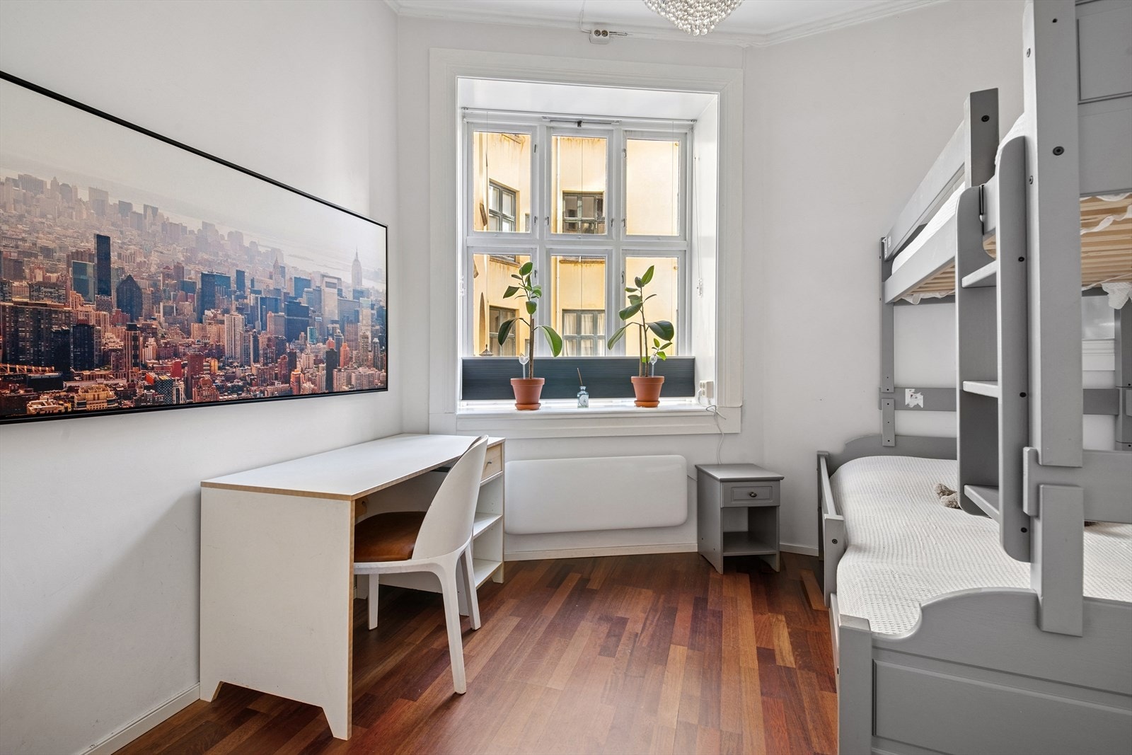 Det er plass til dobbeltseng og garderobe i soverommet Galleribilde