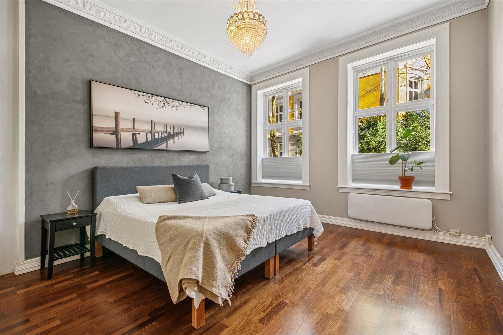 Hovedsoverommet er av svært god størrelse og har god plass til dobbeltseng og nattbord på hver side av sengen Galleribilde