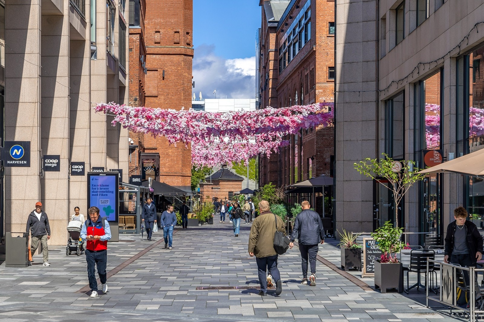 Aker Brygge og Tjuvholmen byr på et yrende folkeliv, med utallige restauranter og kulturtilbud som bl.a Astrup Fearnley Museet og Latter. Galleribilde