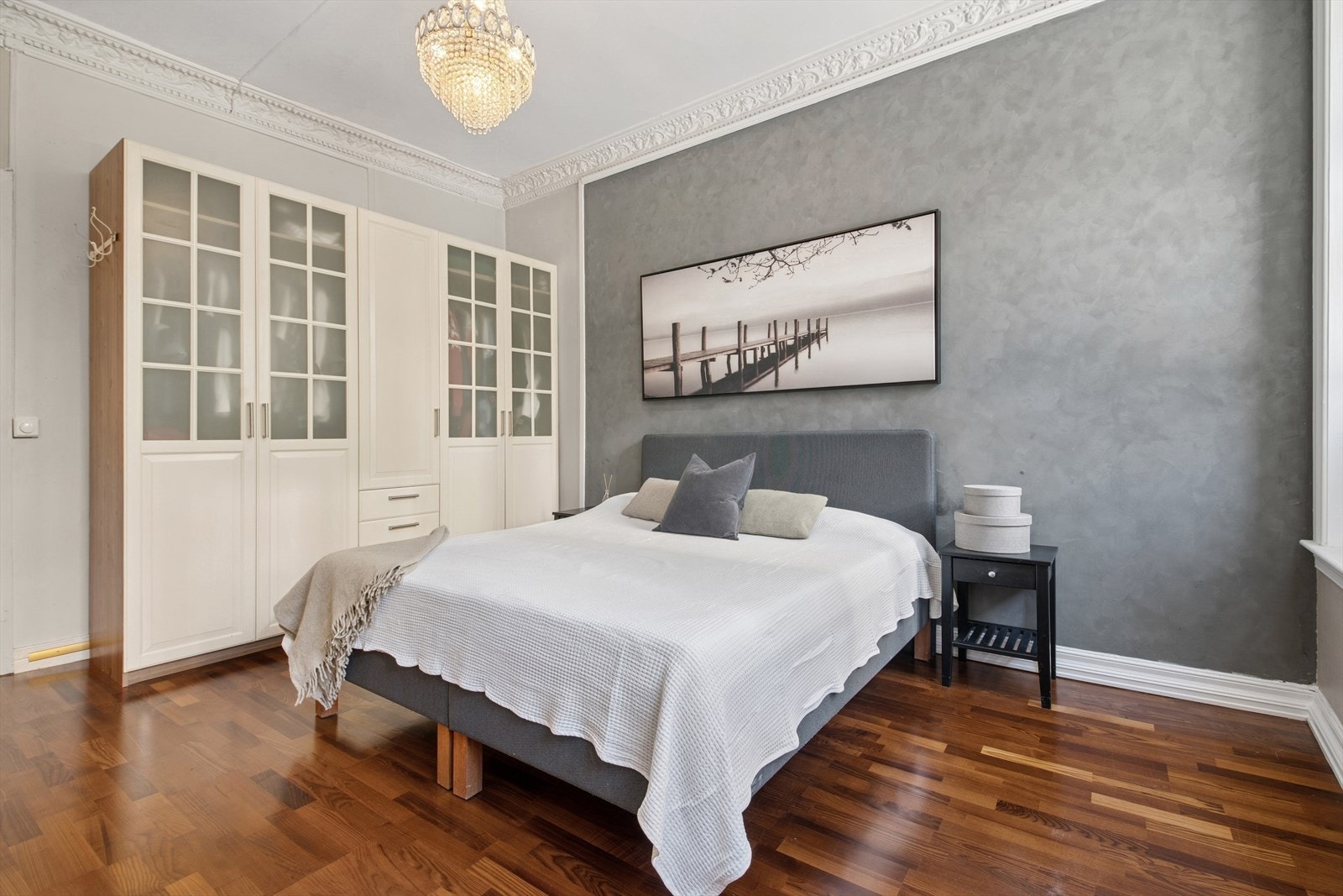 Soverommet har klassisk stukkatur og rosett i taket Galleribilde