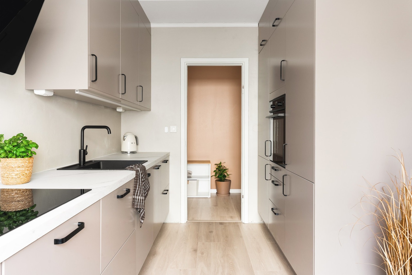Kjøkkeninnredningen har slette fronter og en slitesterk laminatbenkeplate med nedfelt vask av kompositt. Galleribilde