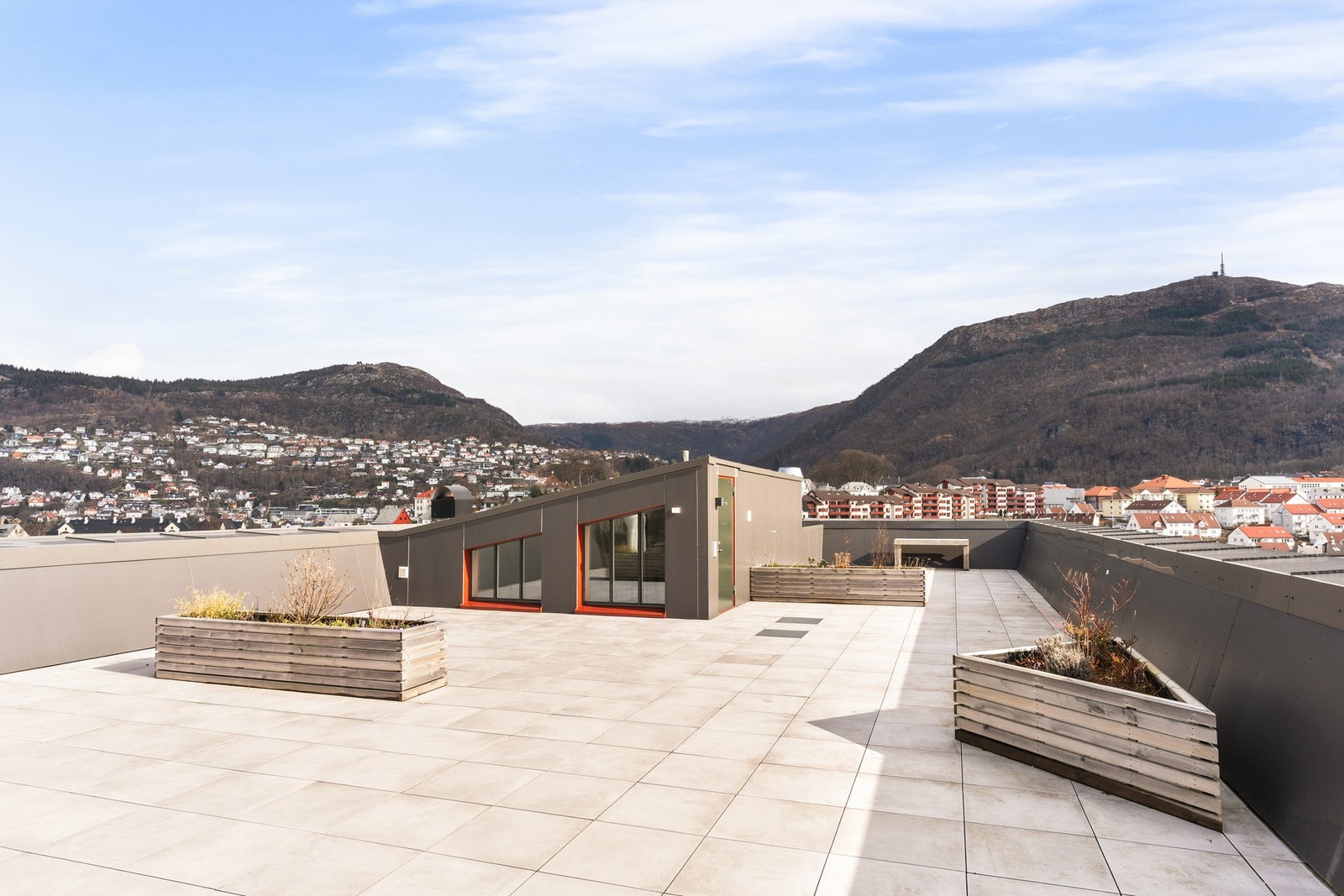 Felles takterrasse i borettslaget, med utsikt til både Fløyen og Ulriken. Galleribilde