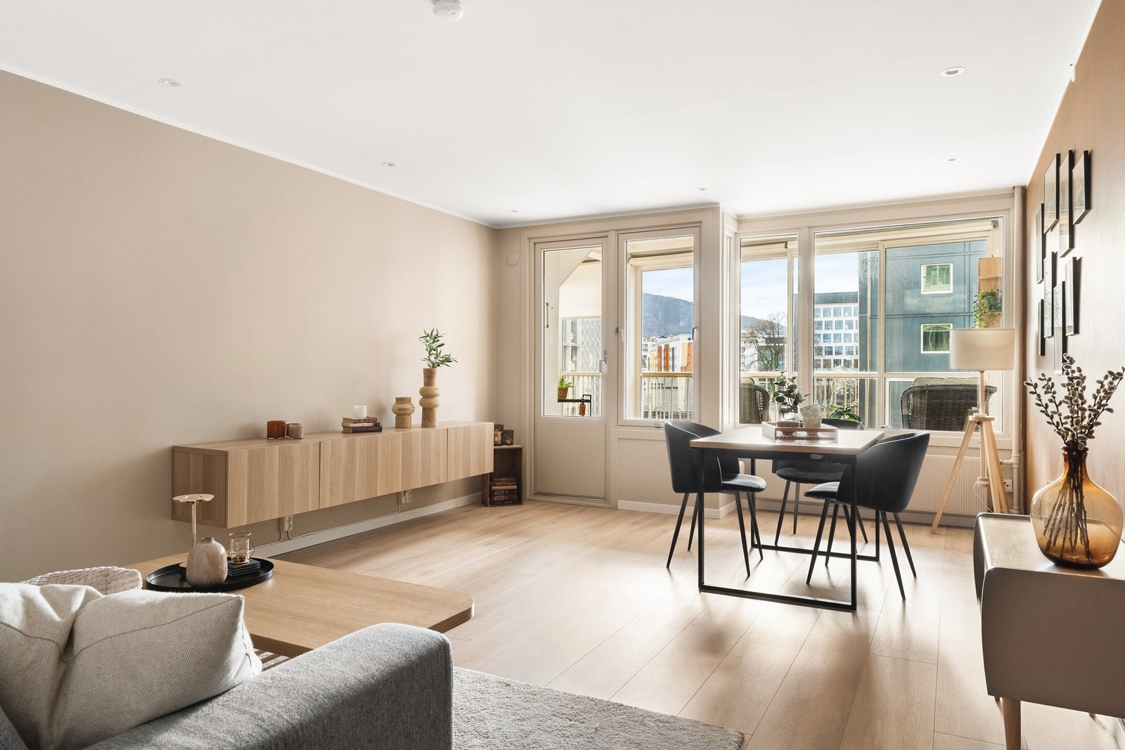 Videre fra gangen kommer du inn til hjertet av boligen, nemlig stuen. Galleribilde