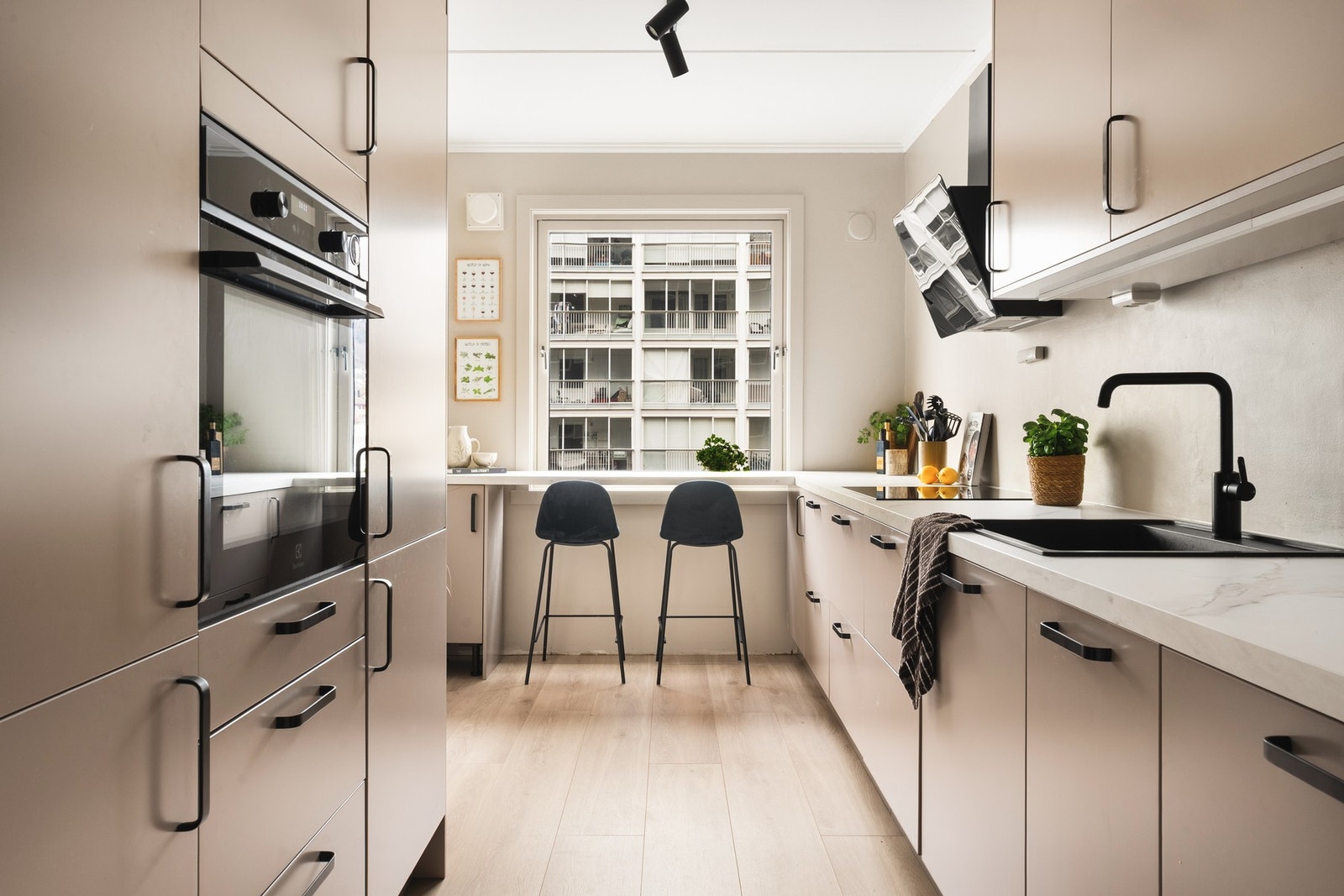 Denne lyse og moderne 3-roms leiligheten er perfekt for deg som ønsker en kombinasjon av sentral beliggenhet og rolige omgivelser. Galleribilde