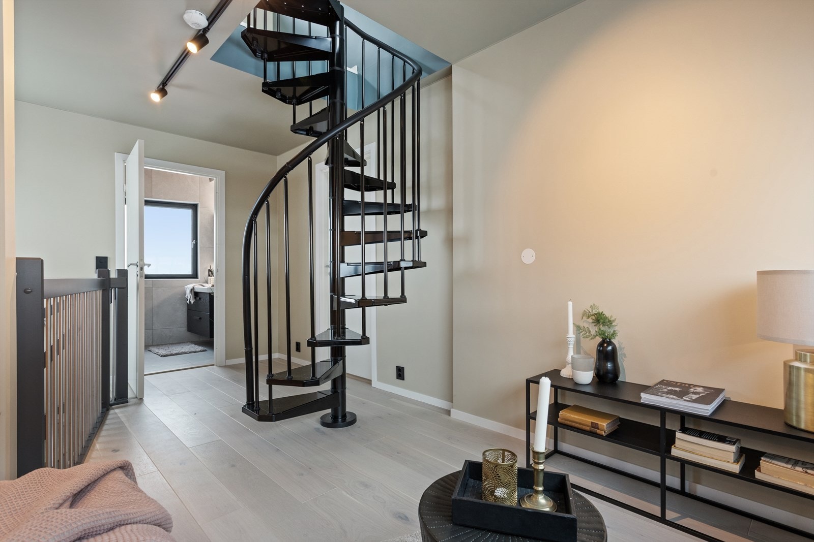 I 2. etasje har man tilgang til et oppholdsrom på 14 m², perfekt plass å innrede en koselig TV-krok. Galleribilde