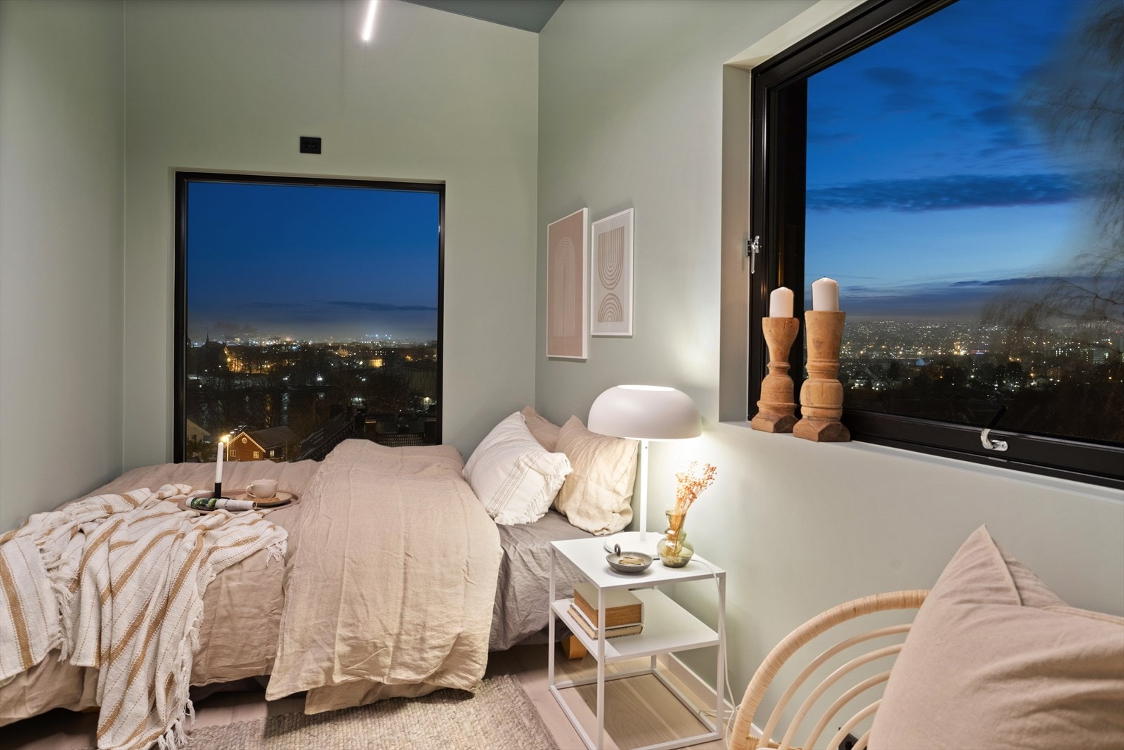 Soverommet måler ca. 9,5 m², og har plass til dobbeltseng, nattbord og garderobeløsning. Herfra har man en fantastisk og usjenert utsikt over Trondheim. Galleribilde