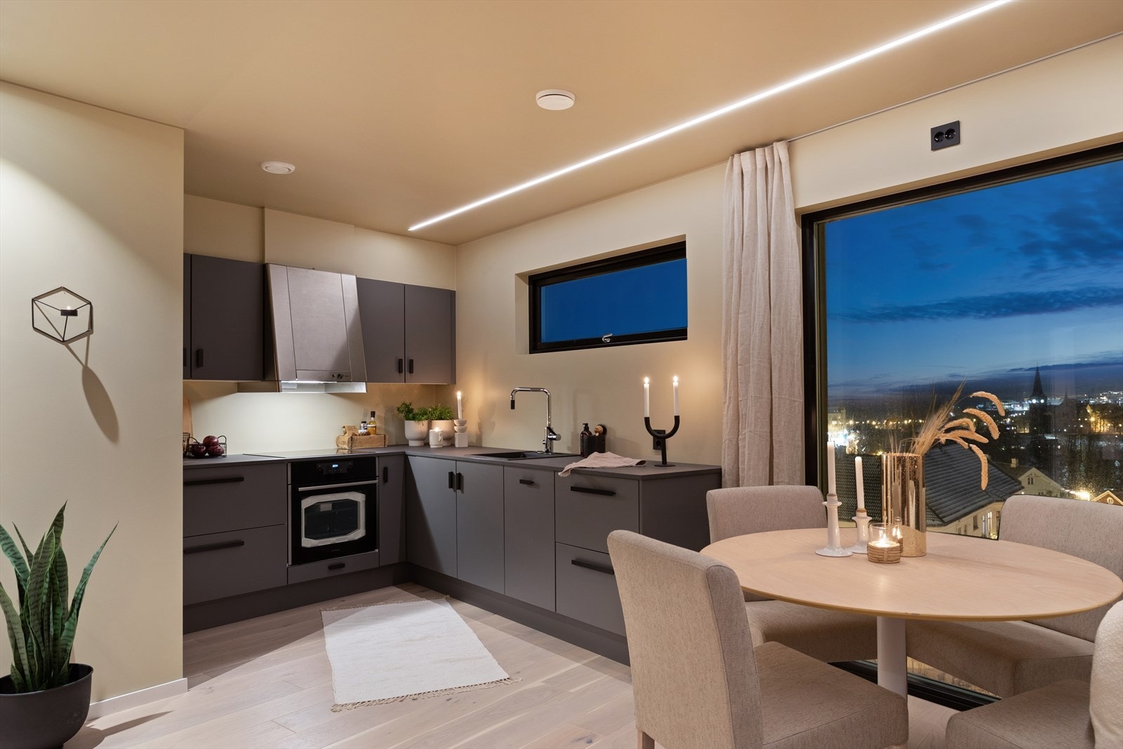 Kjøkkenet har et moderne uttrykk med integrerte hvitevarer som platetopp, stekeovn, ventilator og oppvaskmaskin. I tilknytning til kjøkkenet er det plass til å møblere med en sittegruppe, hvor man har fantastisk utsikt over Trondheim. Galleribilde