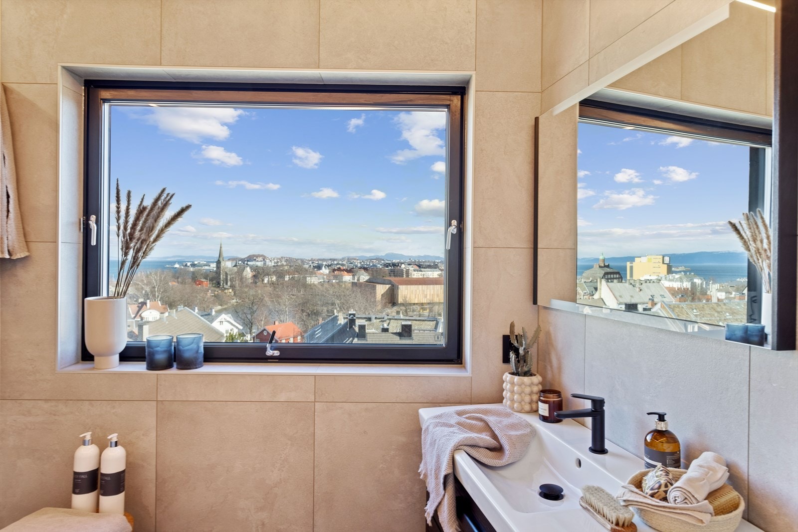 I 2. etasje finner man baderommet som måler 6 m² og har meget god takhøyde. LED-belysningen fullfører det moderne uttrykket. Galleribilde