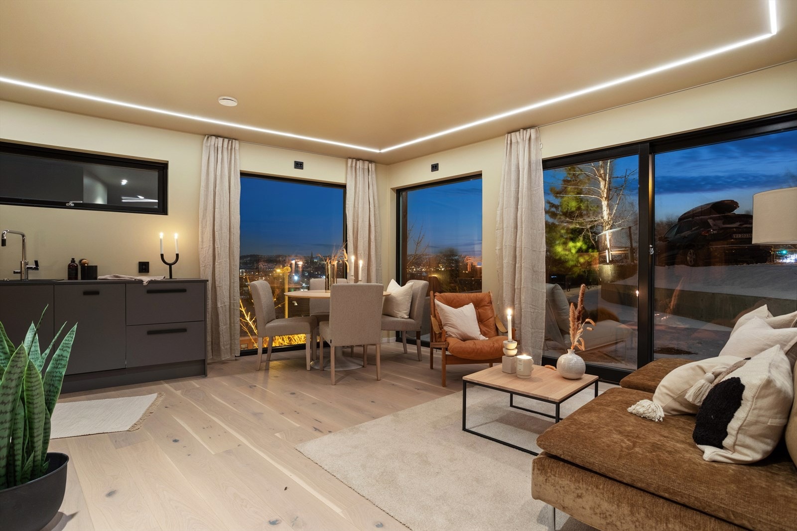 Boligen holder en gjennomgående god standard da den ble nyoppført i 2020. Det er parkett på gulv og montert LED-belysning i himlingen for et mer eksklusivt uttrykk. Galleribilde