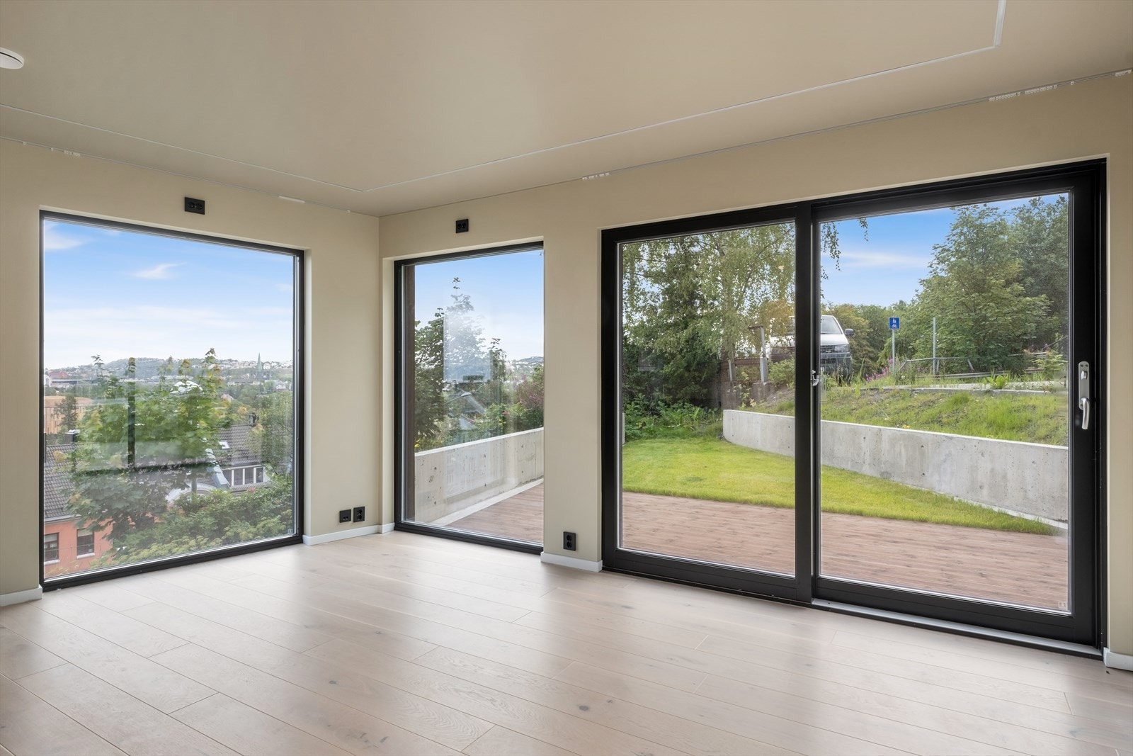 De store vindusflatene sørger for godt med naturlig lysinnslipp året rundt, samtidig som det skaper en større romfølelse. Galleribilde