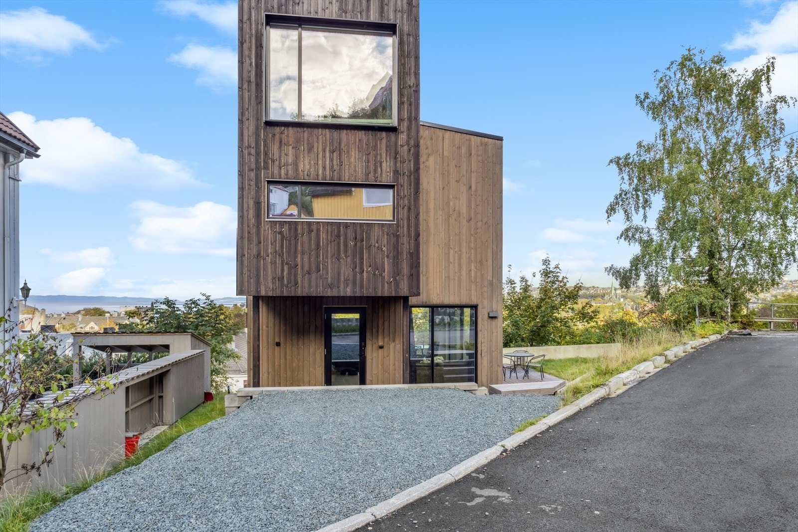 På tomten er det biloppstillingsplass, praktisk plassert rett utenfor inngangspartiet. Galleribilde